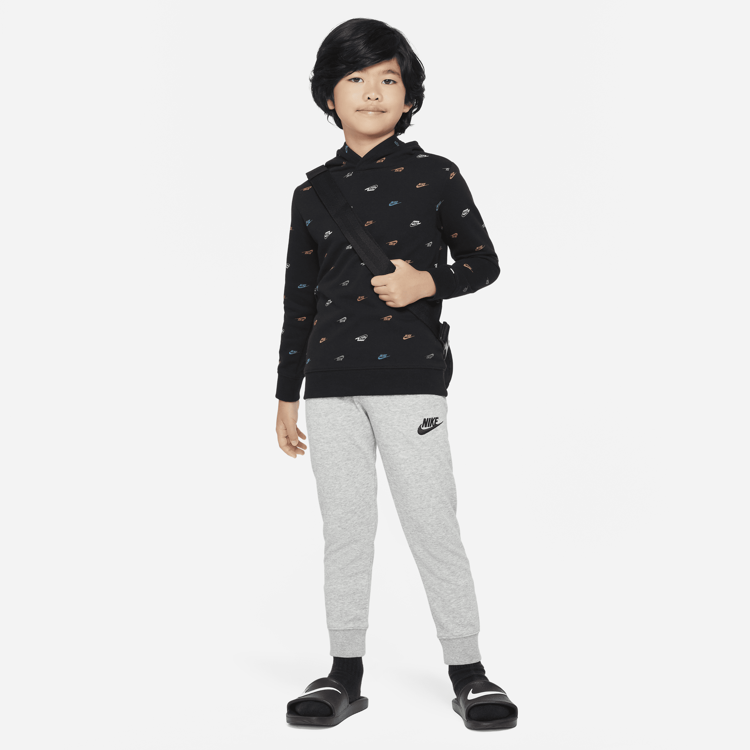 Nike-sæt med monogramhættetrøje og bukser til mindre børn - grå