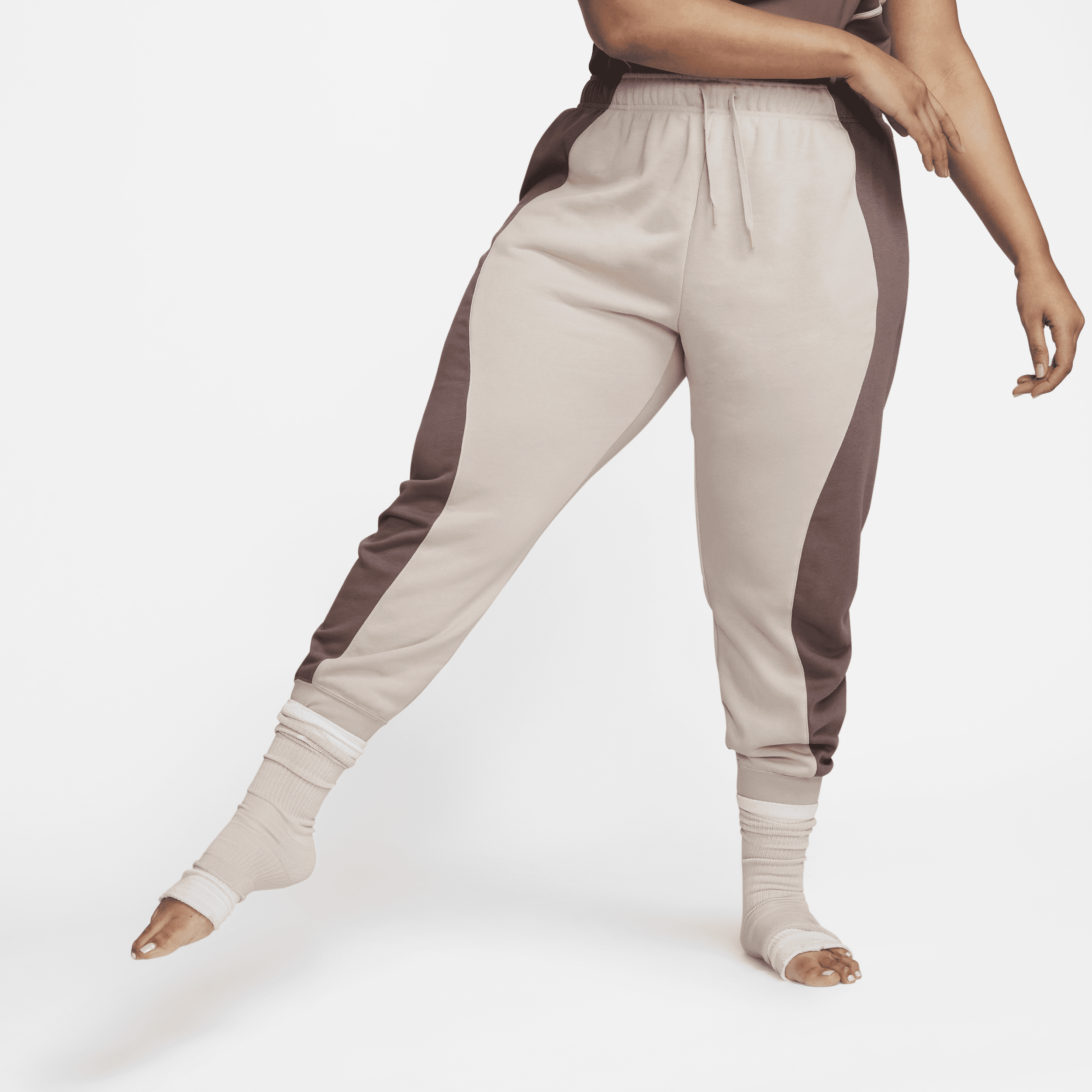 Nike Air-joggers i fleece med mellemhøj talje til kvinder (plus size) - brun