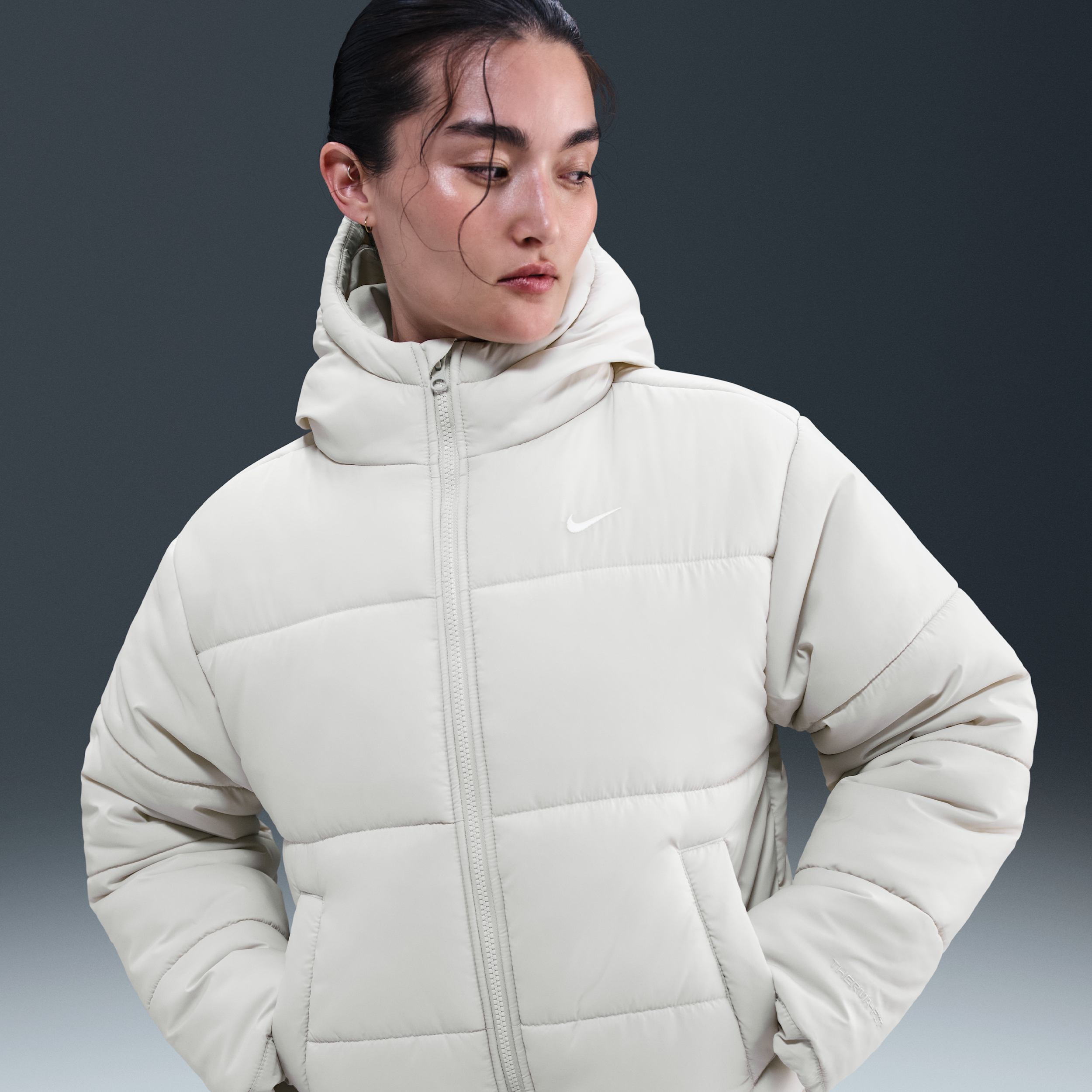 【ナイキ(NIKE)公式ストア】ナイキ スポーツウェア クラシック パファー ウィメンズ Therma-FIT ルーズ フーデッド ジャケット FZ5900-072 グレー 【ナイキ(NIKE)公式ストア】ナイキ スポーツウェア クラシック パファー ウィメンズ Therma-FIT ルーズ フーデッド ジャケット FZ5900-072 グレー