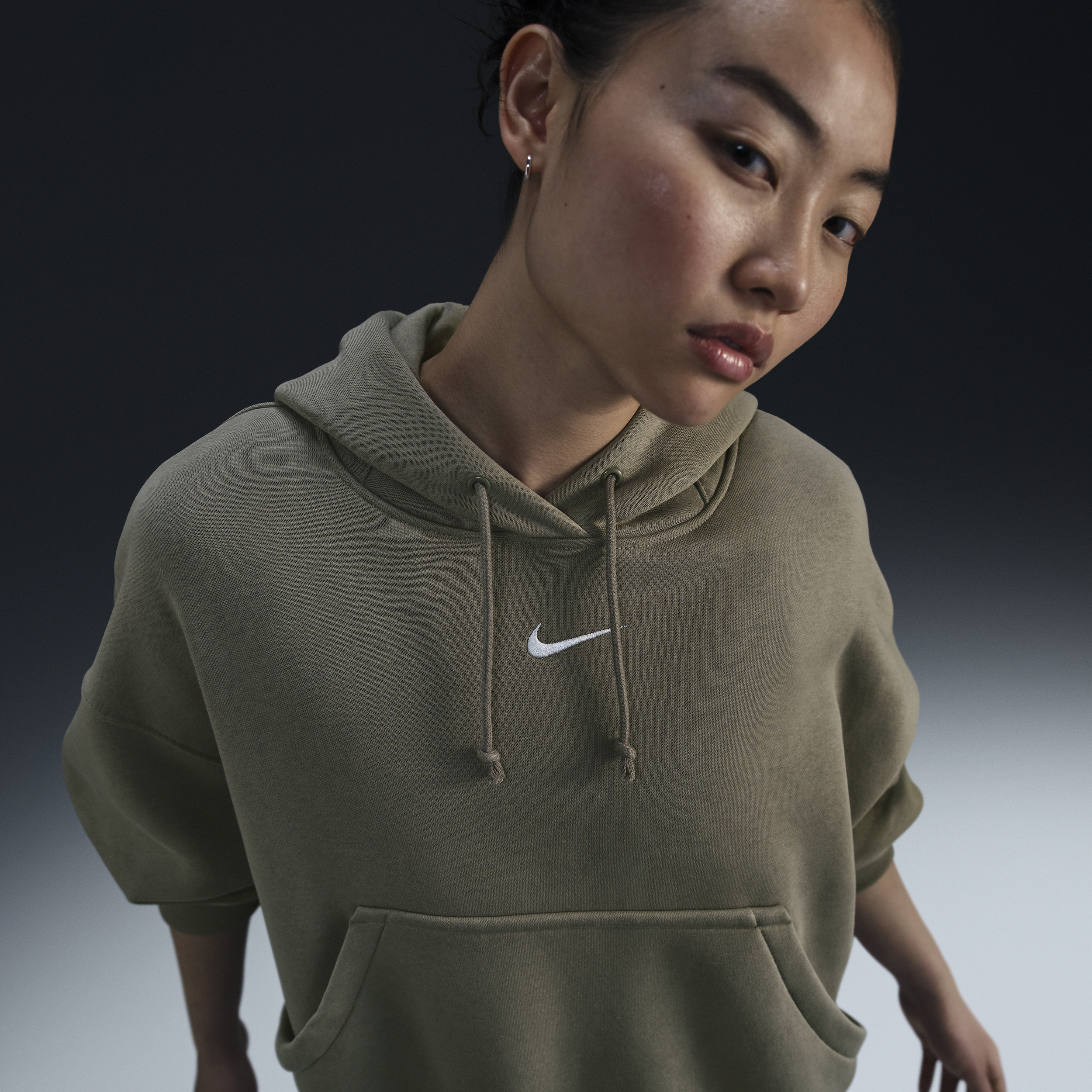 【ナイキ(NIKE)公式ストア】ナイキ スポーツウェア フェニックス フリース ウィメンズ オーバーオーバーサイズド プルオーバー パーカー DQ5859-320 グリーン 【ナイキ(NIKE)公式ストア】ナイキ スポーツウェア フェニックス フリース ウィメンズ オーバーオーバーサイズド プルオーバー パーカー DQ5859-320 グリーン