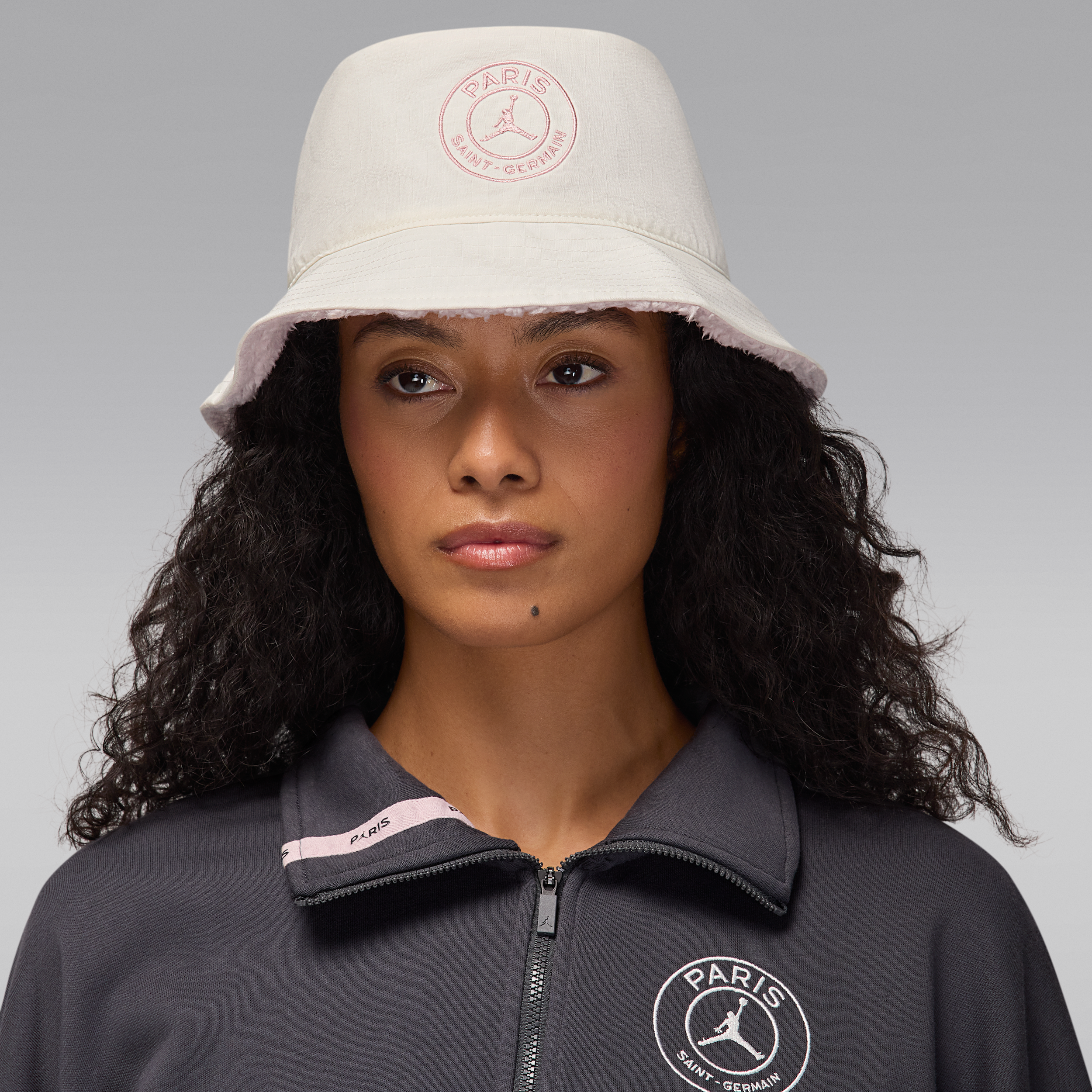 【ナイキ（NIKE）公式ストア】パリ サンジェルマン（PSG）エイペックス シェルパ裏地付きバケットハット II1486-133 ホワイト