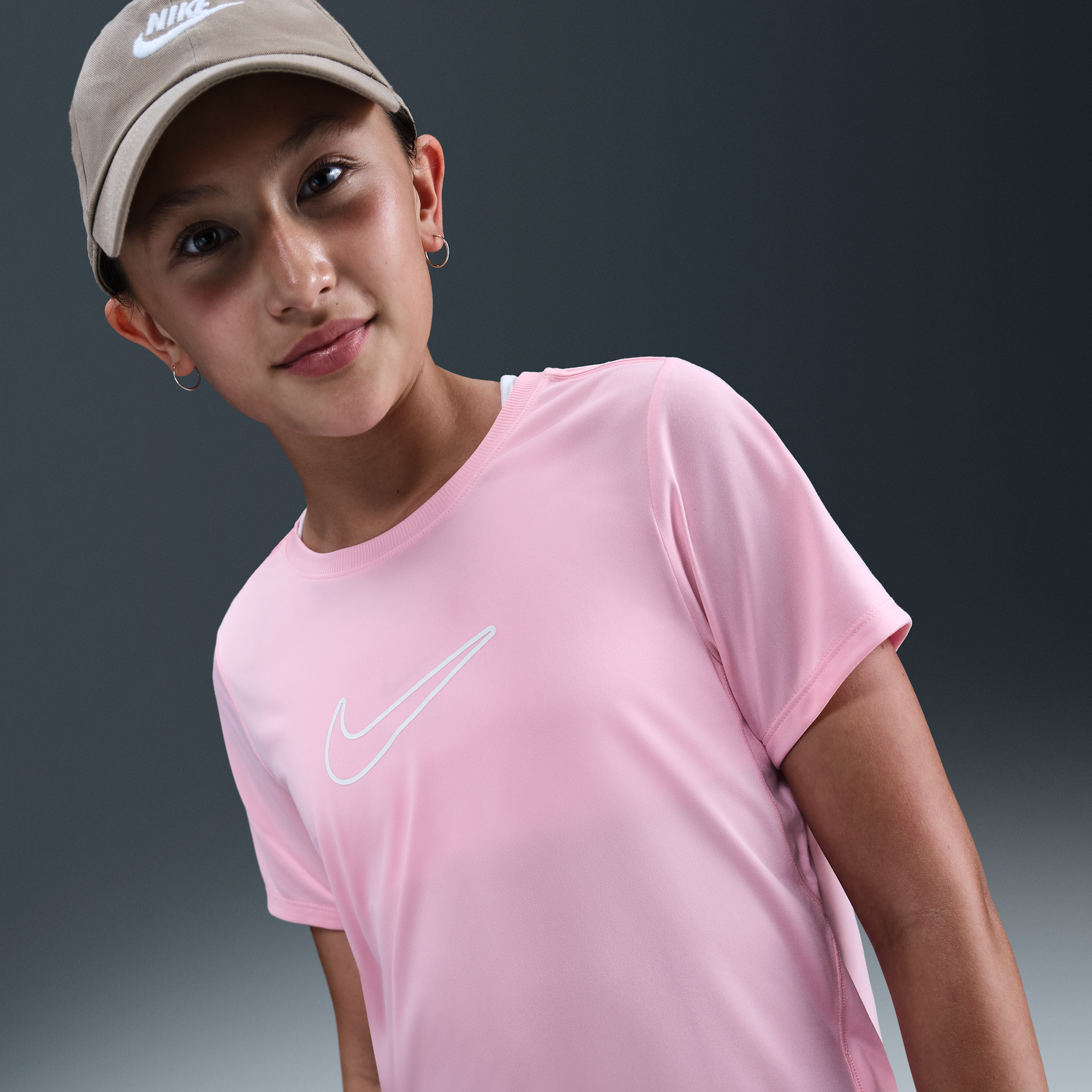 【ナイキ(NIKE)公式ストア】ナイキ ワン フィッテド ジュニア (ガールズ) Dri-FIT ショートスリーブ トップ FZ5600-690 ピンク 【ナイキ(NIKE)公式ストア】ナイキ ワン フィッテド ジュニア (ガールズ) Dri-FIT ショートスリーブ トップ FZ5600-690 ピンク