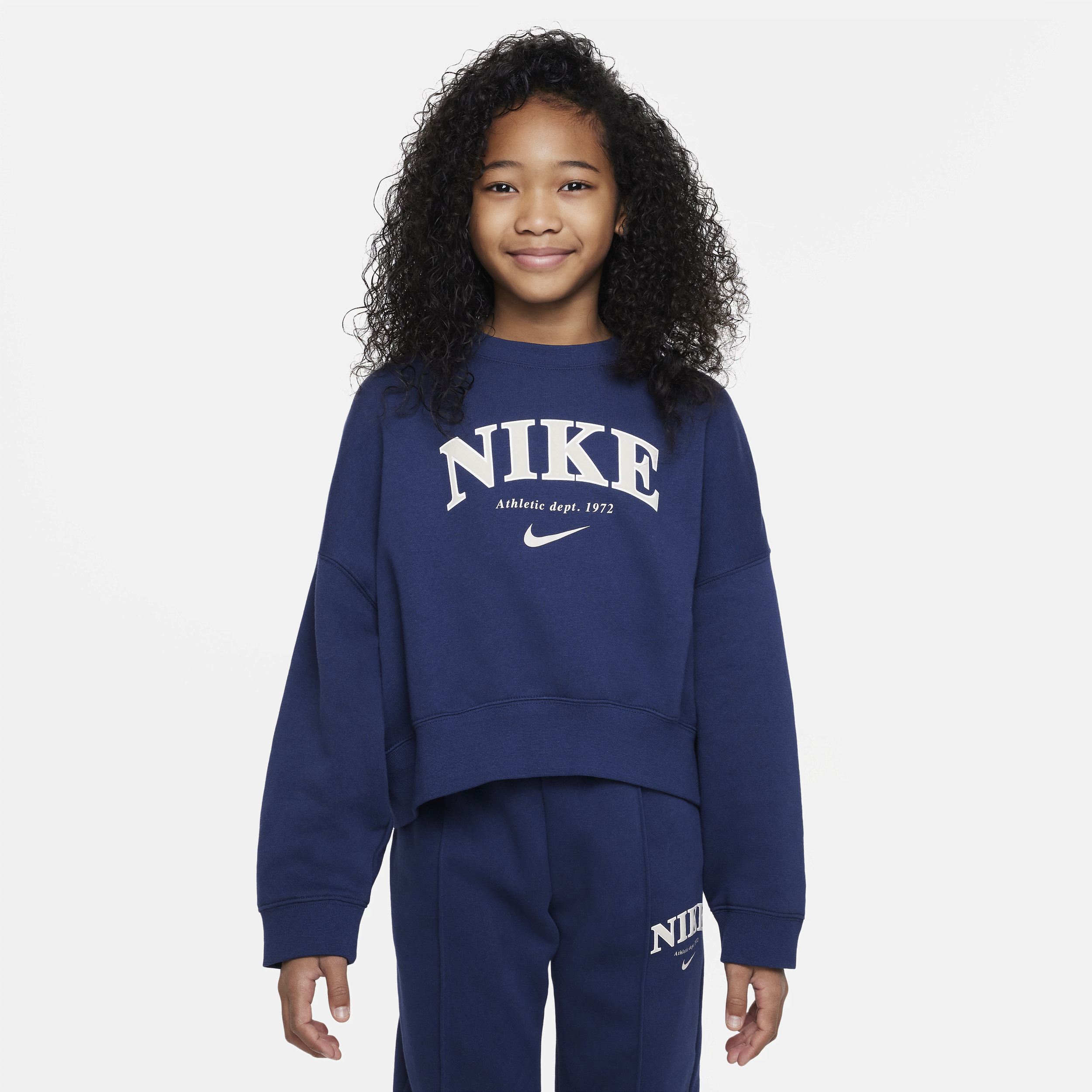 【ナイキ(NIKE)公式ストア】ナイキ スポーツウェア ジュニア (ガールズ) フリース スウェットシャツ FD0885-410 ブルー 【ナイキ(NIKE)公式ストア】ナイキ スポーツウェア ジュニア (ガールズ) フリース スウェットシャツ FD0885-410 ブルー
