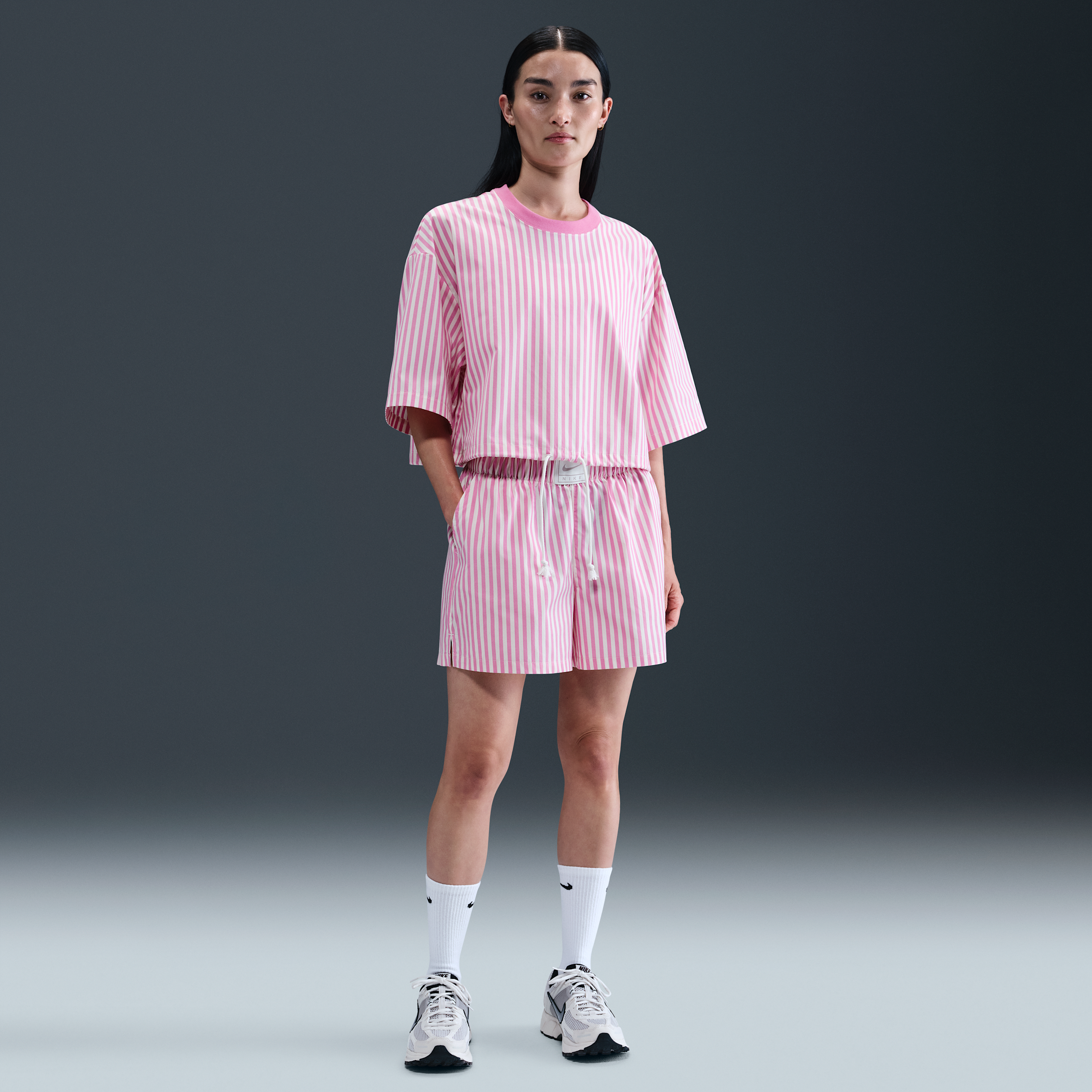 【ナイキ(NIKE)公式ストア】ナイキ スポーツウェア チル ポプリン ウィメンズ ミッドライズ ルーズ ストライプ ショートパンツ IH8489-675 ピンク 【ナイキ(NIKE)公式ストア】ナイキ スポーツウェア チル ポプリン ウィメンズ ミッドライズ ルーズ ストライプ ショートパンツ IH8489-675 ピンク
