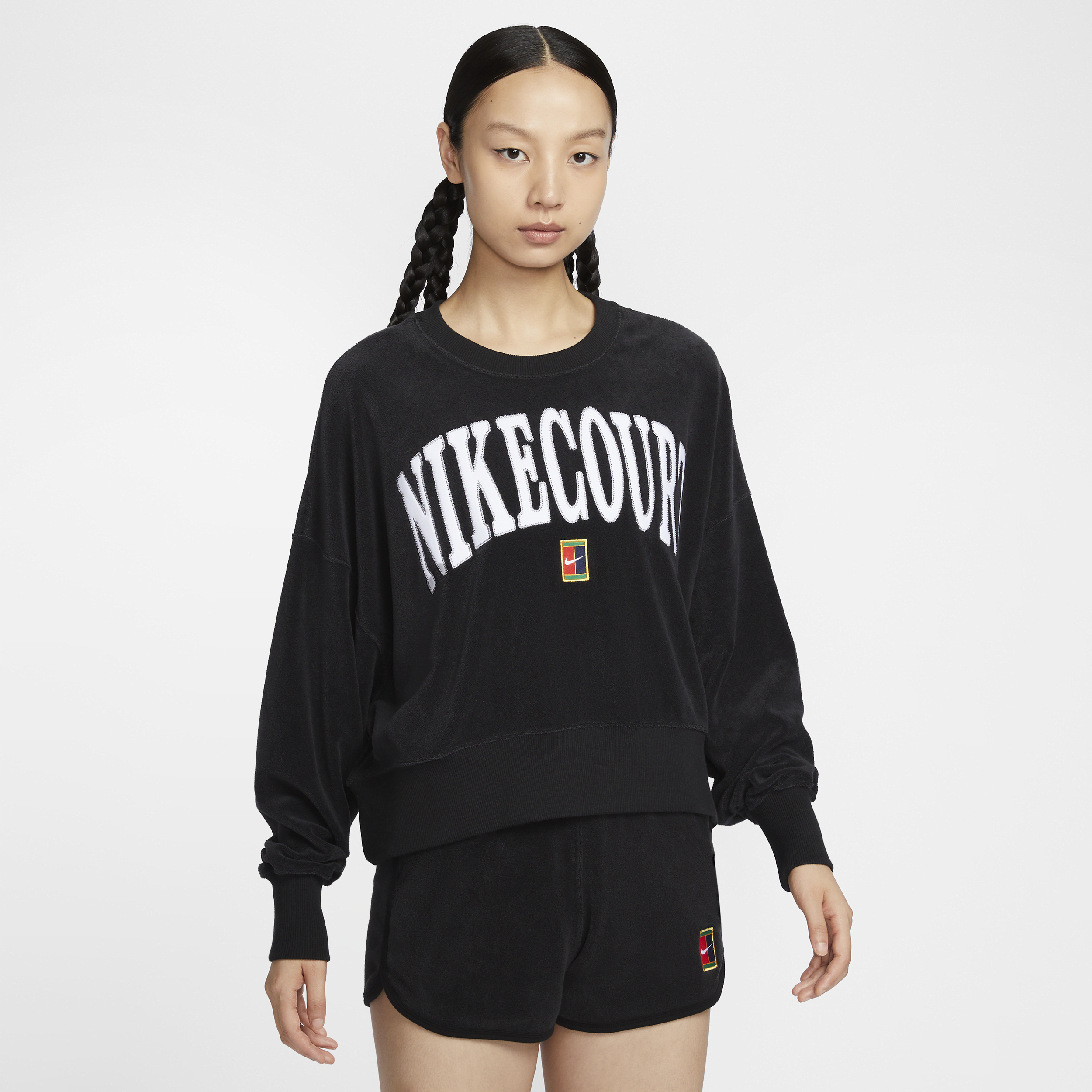 【ナイキ(NIKE)公式ストア】ナイキコート ヘリテージ ウィメンズ オーバーオーバーサイズド クルーネック グラフィック テニススウェットシャツ FQ2243-010 ブラック 【ナイキ(NIKE)公式ストア】ナイキコート ヘリテージ ウィメンズ オーバーオーバーサイズド クルーネック グラフィック テニススウェットシャツ FQ2243-010 ブラック
