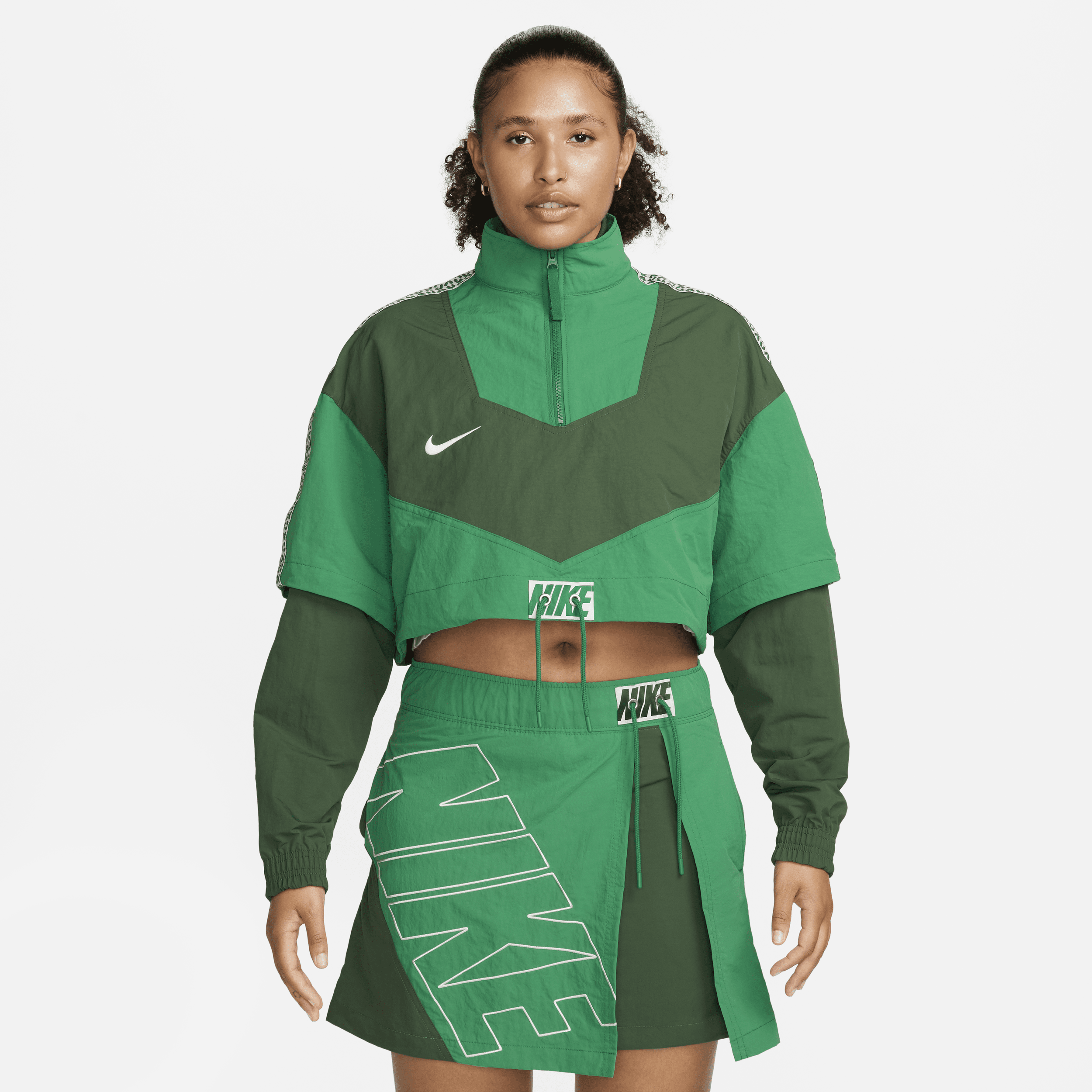 Overdimensioneret, vævet Nike Sportswear x Nike United-træningsjakke til kvinder - grøn