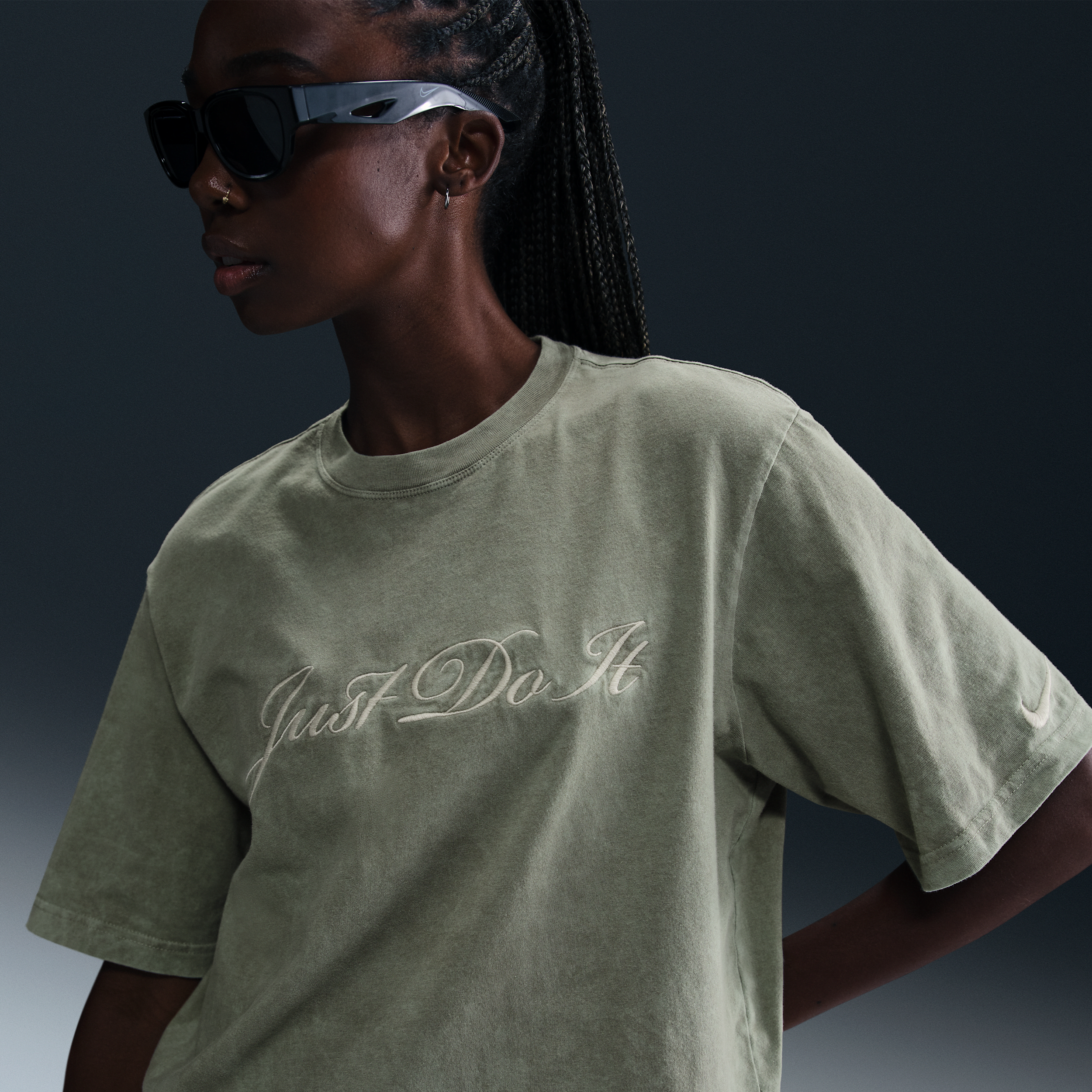 【ナイキ(NIKE)公式ストア】ナイキ スポーツウェア ウィメンズ Tシャツ HQ3005-320 グリーン 【ナイキ(NIKE)公式ストア】ナイキ スポーツウェア ウィメンズ Tシャツ HQ3005-320 グリーン
