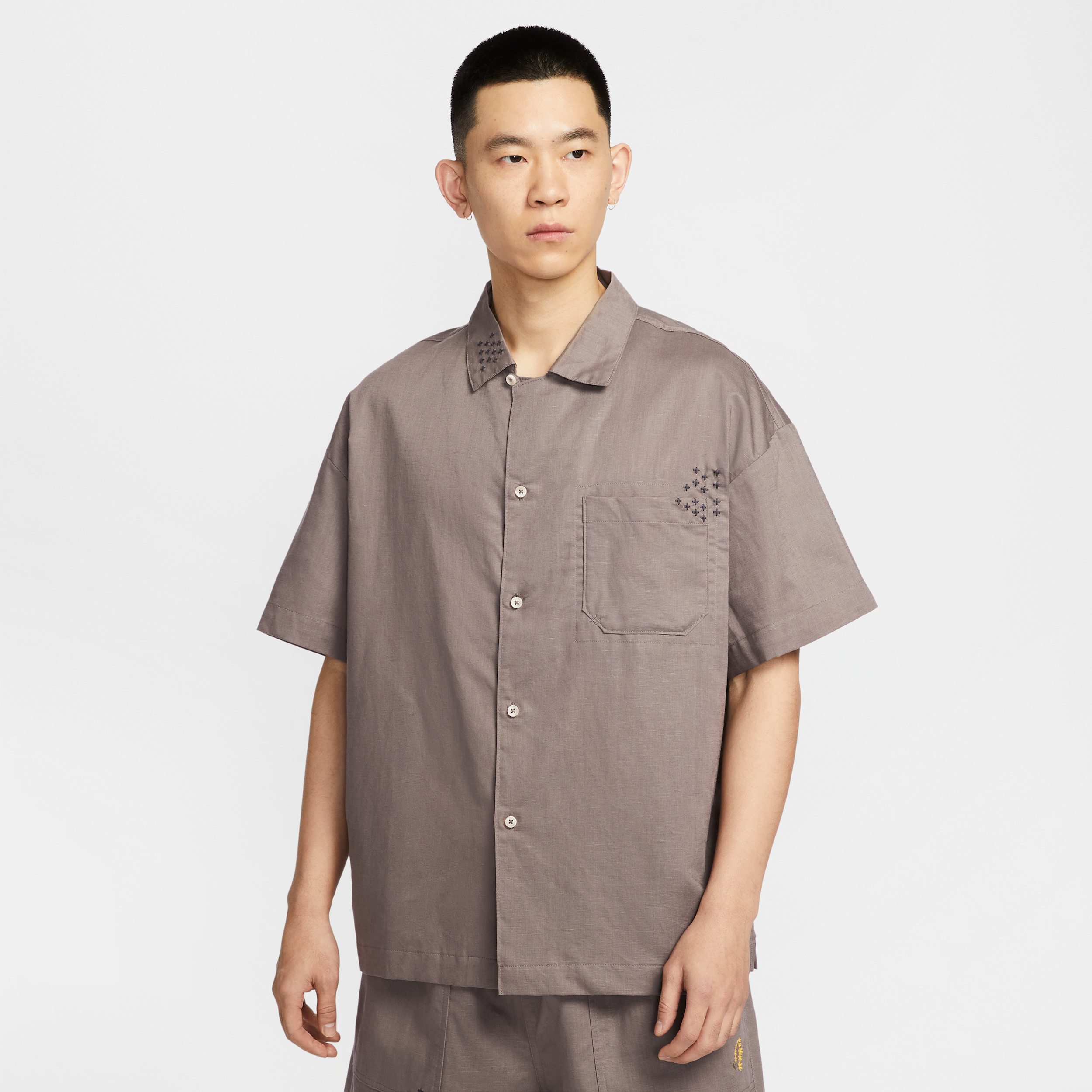 【ナイキ(NIKE)公式ストア】ナイキ ライフ メンズ リネン ショートスリーブ ボタン ダウン HJ2982-289 グレー 【ナイキ(NIKE)公式ストア】ナイキ ライフ メンズ リネン ショートスリーブ ボタン ダウン HJ2982-289 グレー