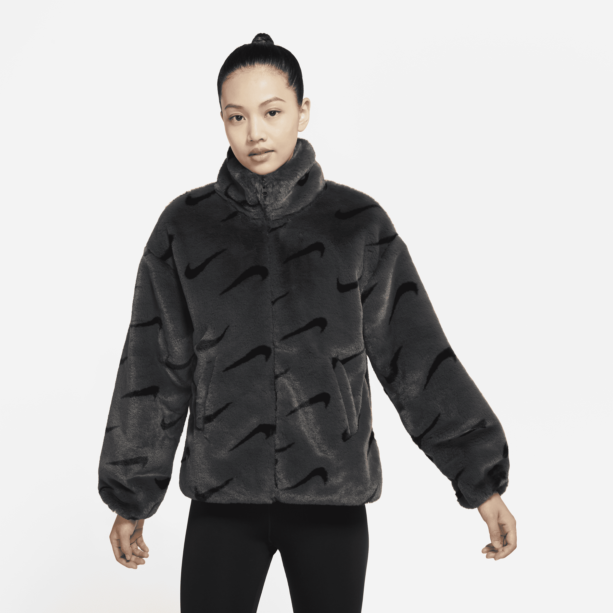 Nike Sportswear Plush-jakke i imiteret pels med print til kvinder - grå