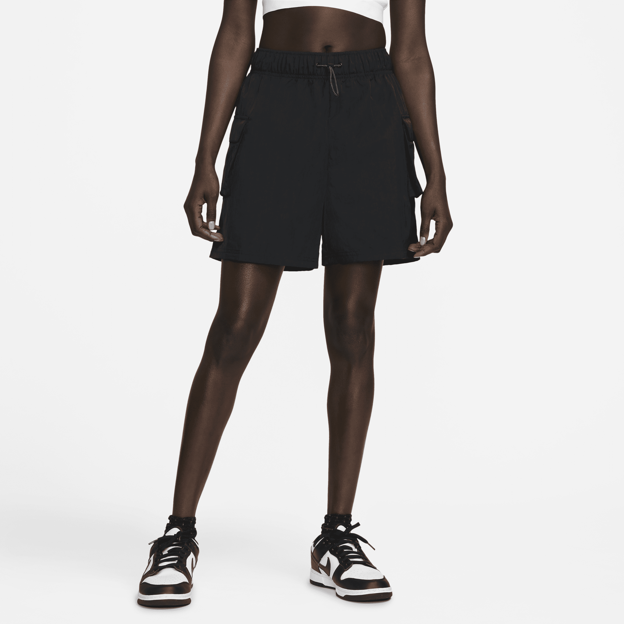 Vævede Nike Sportswear Essential-shorts med høj talje til kvinder - sort