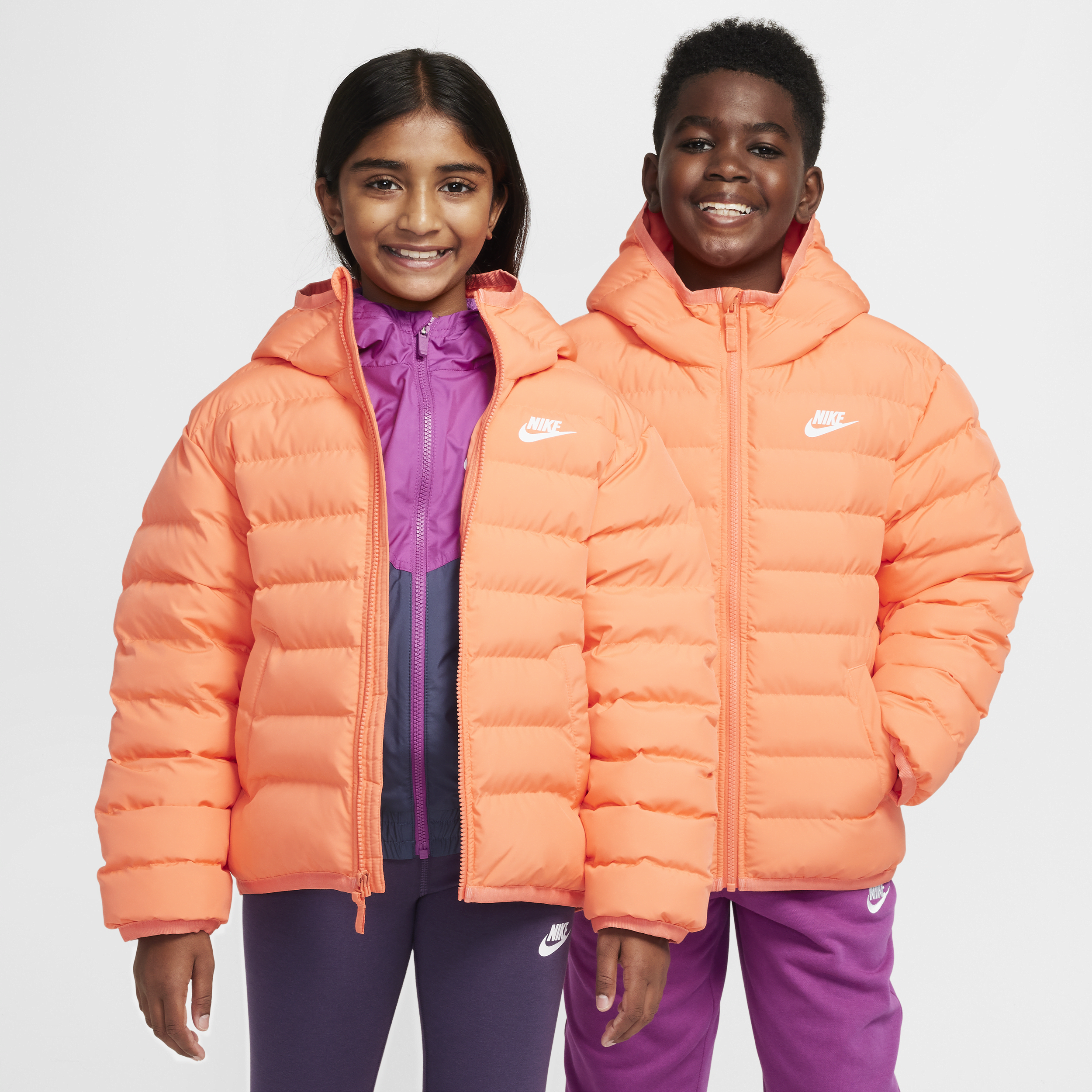 【ナイキ(NIKE)公式ストア】ナイキ スポーツウェア ライトウェイト シンセティック フィル ジュニア ルーズ フーデッド ジャケット FD2845-643 ピンク 【ナイキ(NIKE)公式ストア】ナイキ スポーツウェア ライトウェイト シンセティック フィル ジュニア ルーズ フーデッド ジャケット FD2845-643 ピンク