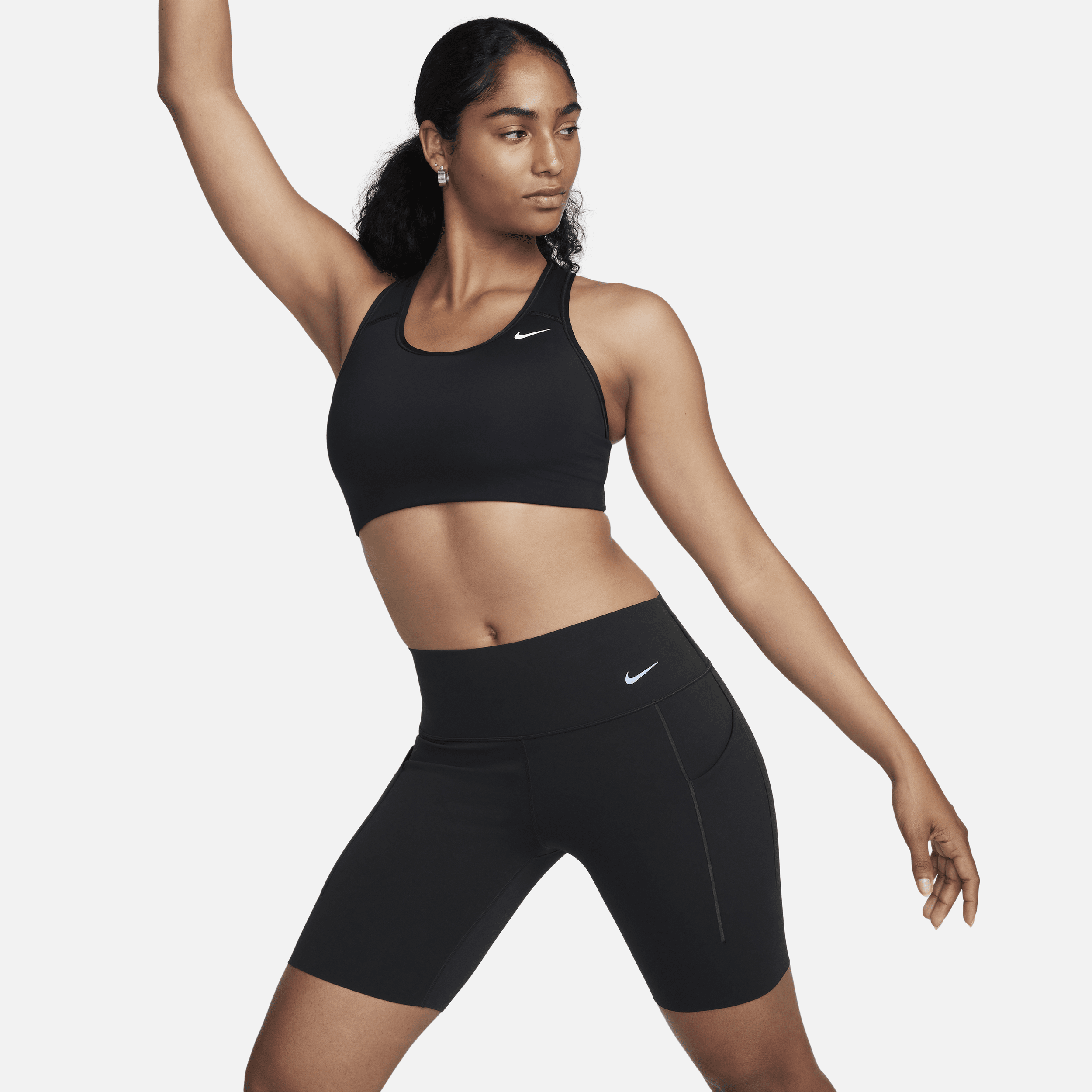 Nike Universa-cykelshorts med medium støtte, mellemhøj talje og lommer til kvinder - sort