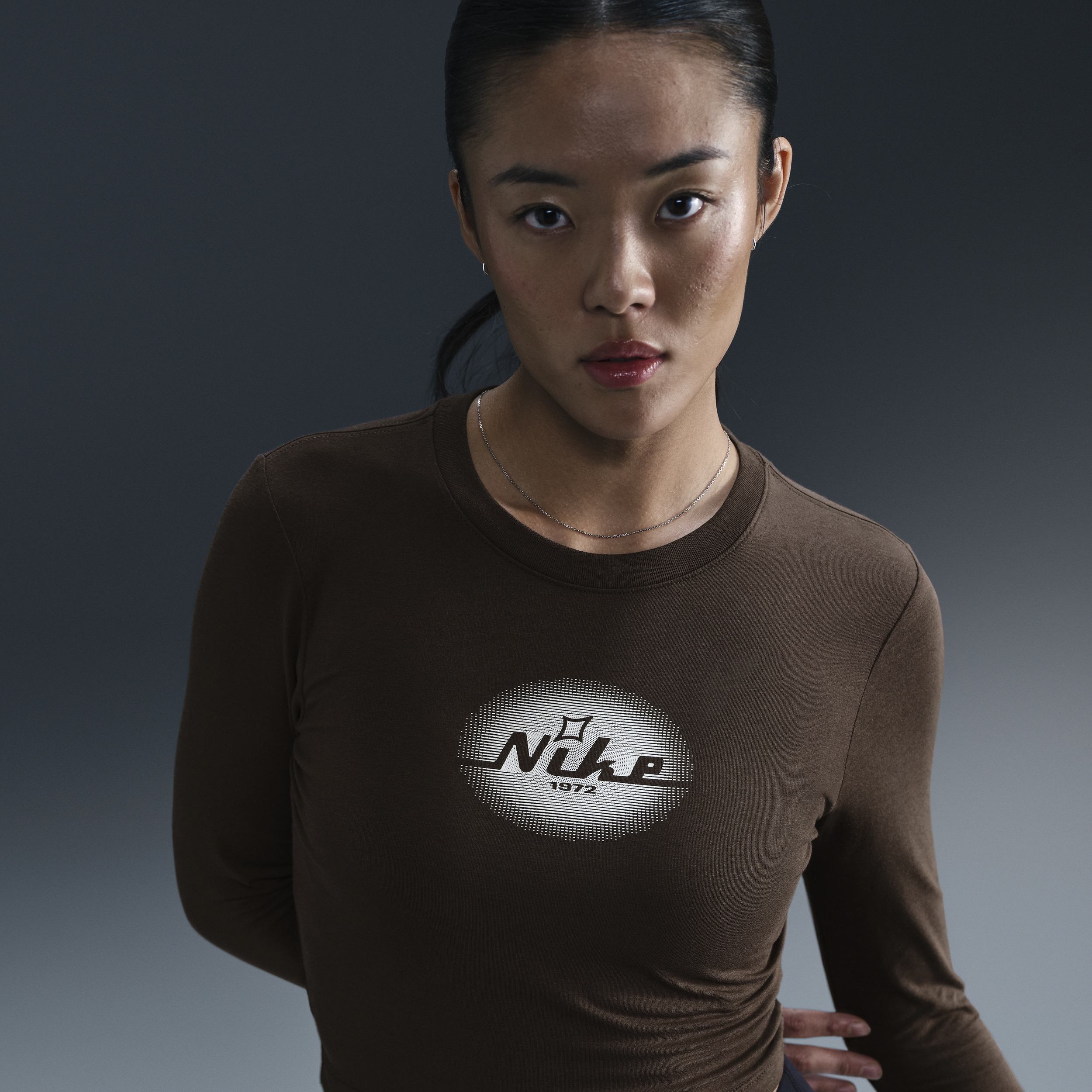 【ナイキ(NIKE)公式ストア】ナイキ スポーツウェア ウィメンズ ニット ロングスリーブ クロップド トップ HQ2974-237 ブラウン 【ナイキ(NIKE)公式ストア】ナイキ スポーツウェア ウィメンズ ニット ロングスリーブ クロップド トップ HQ2974-237 ブラウン