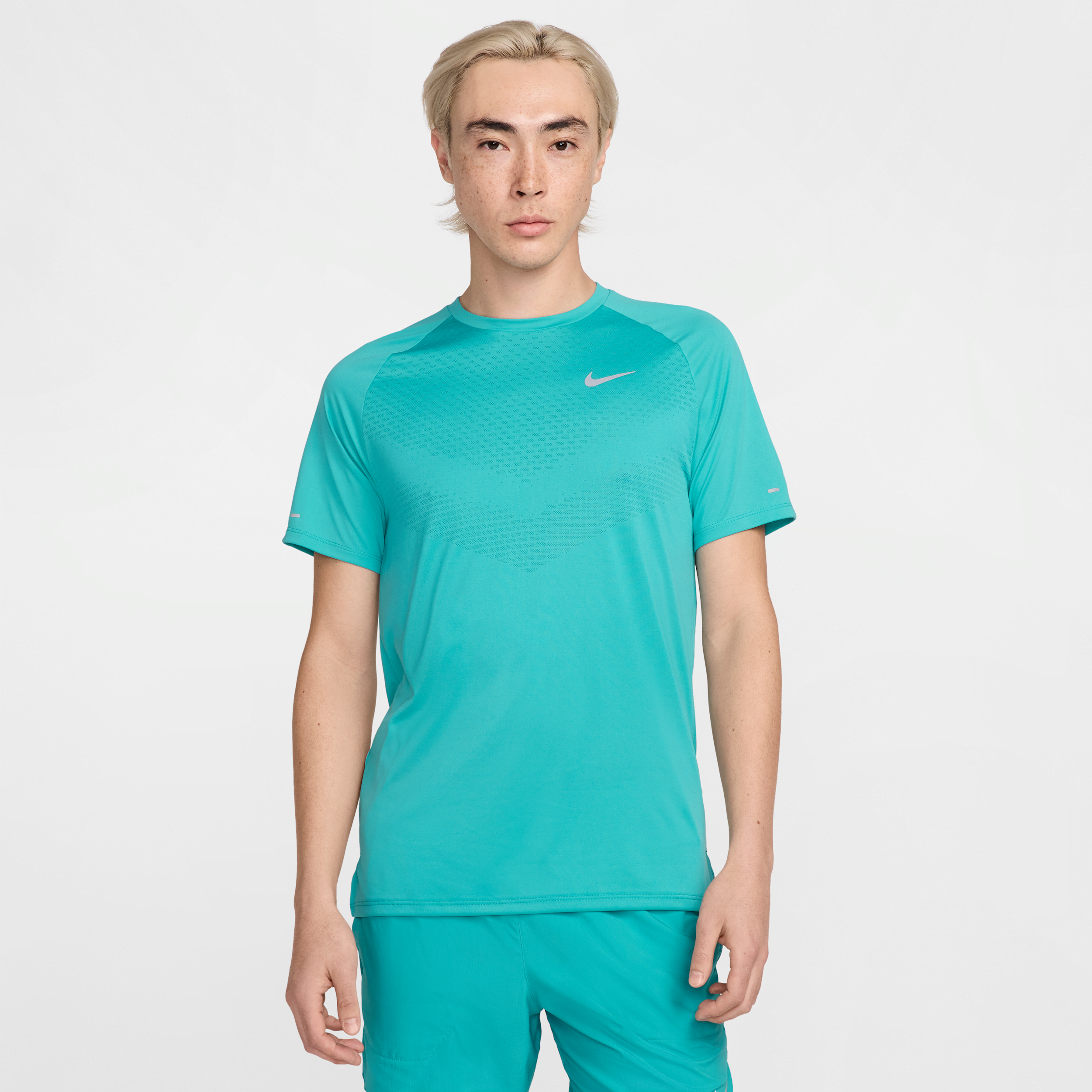 【ナイキ(NIKE)公式ストア】ナイキ ストライド メンズ Dri-FIT ADV ショートスリーブ ランニングトップ HV5204-345 グリーン 【ナイキ(NIKE)公式ストア】ナイキ ストライド メンズ Dri-FIT ADV ショートスリーブ ランニングトップ HV5204-345 グリーン