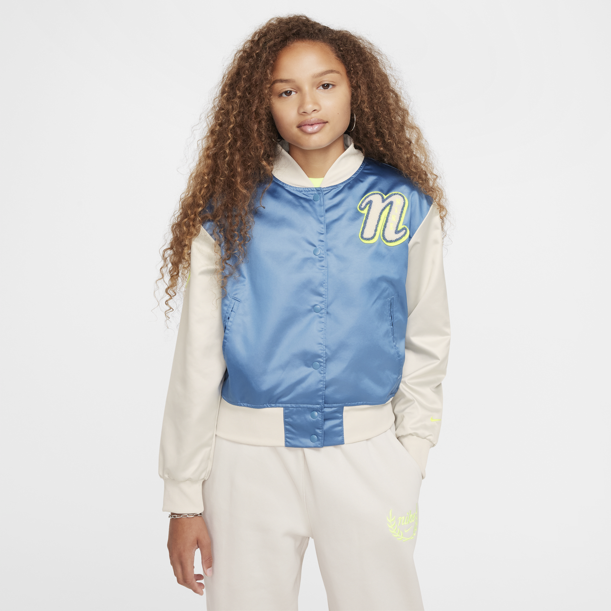 【ナイキ(NIKE)公式ストア】ナイキ スポーツウェア ガールズ バーシティ ジャケット FZ5563-429 ブルー 【ナイキ(NIKE)公式ストア】ナイキ スポーツウェア ガールズ バーシティ ジャケット FZ5563-429 ブルー