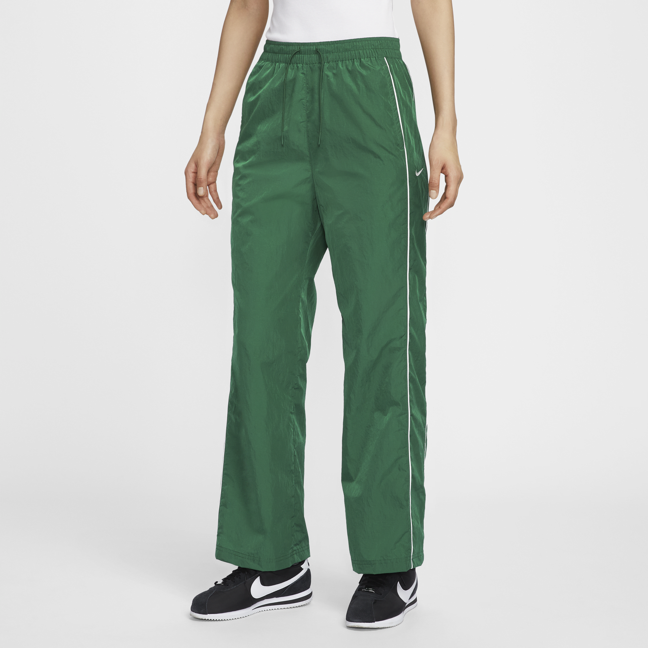 【ナイキ(NIKE)公式ストア】ナイキ ウィンドランナー ウィメンズ ハイウエスト ウーブン オープンヘム パンツ FV7656-300 グリーン 【ナイキ(NIKE)公式ストア】ナイキ ウィンドランナー ウィメンズ ハイウエスト ウーブン オープンヘム パンツ FV7656-300 グリーン