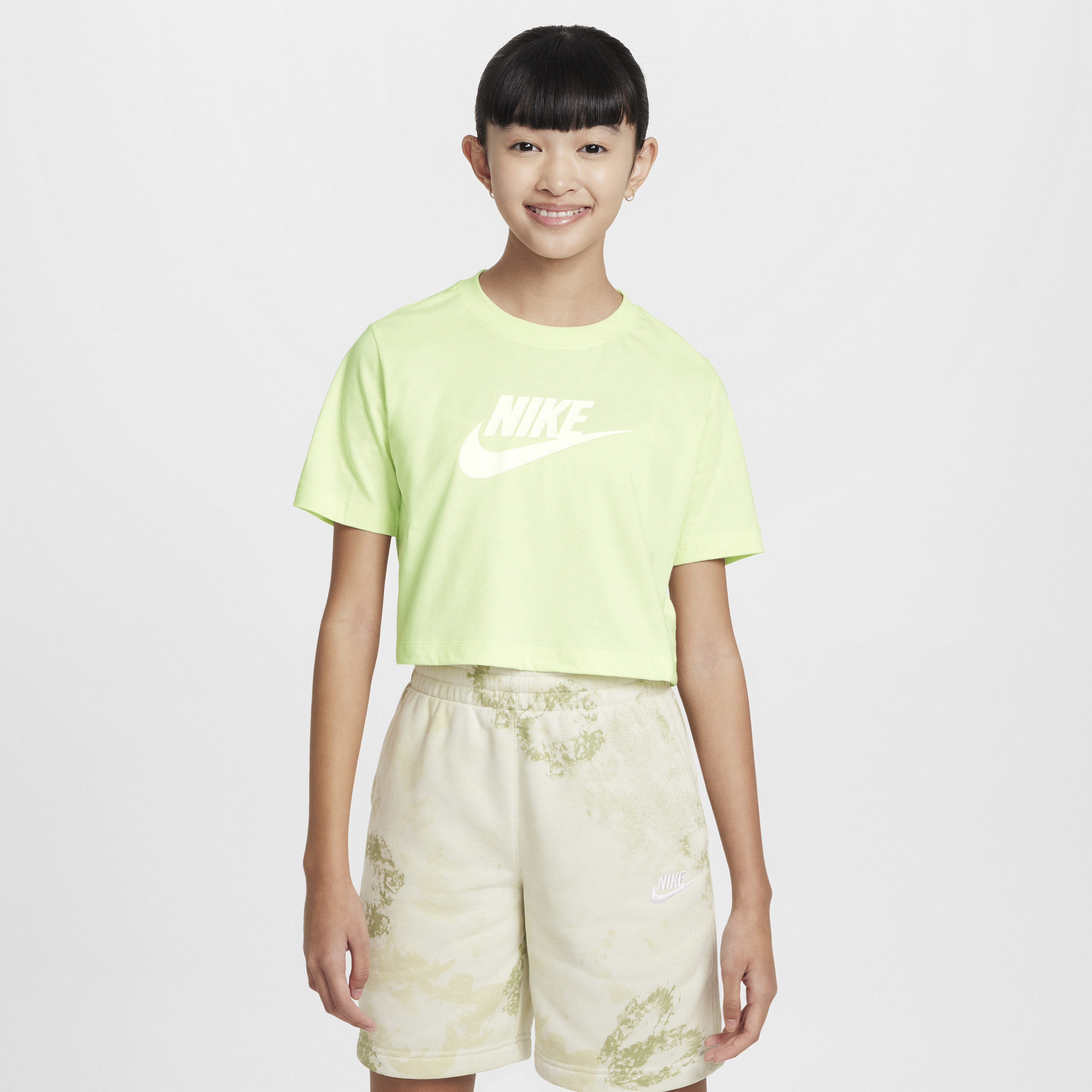【ナイキ(NIKE)公式ストア】ナイキ スポーツウェア ジュニア (ガールズ) クロップド Tシャツ FZ5548-303 グリーン 【ナイキ(NIKE)公式ストア】ナイキ スポーツウェア ジュニア (ガールズ) クロップド Tシャツ FZ5548-303 グリーン