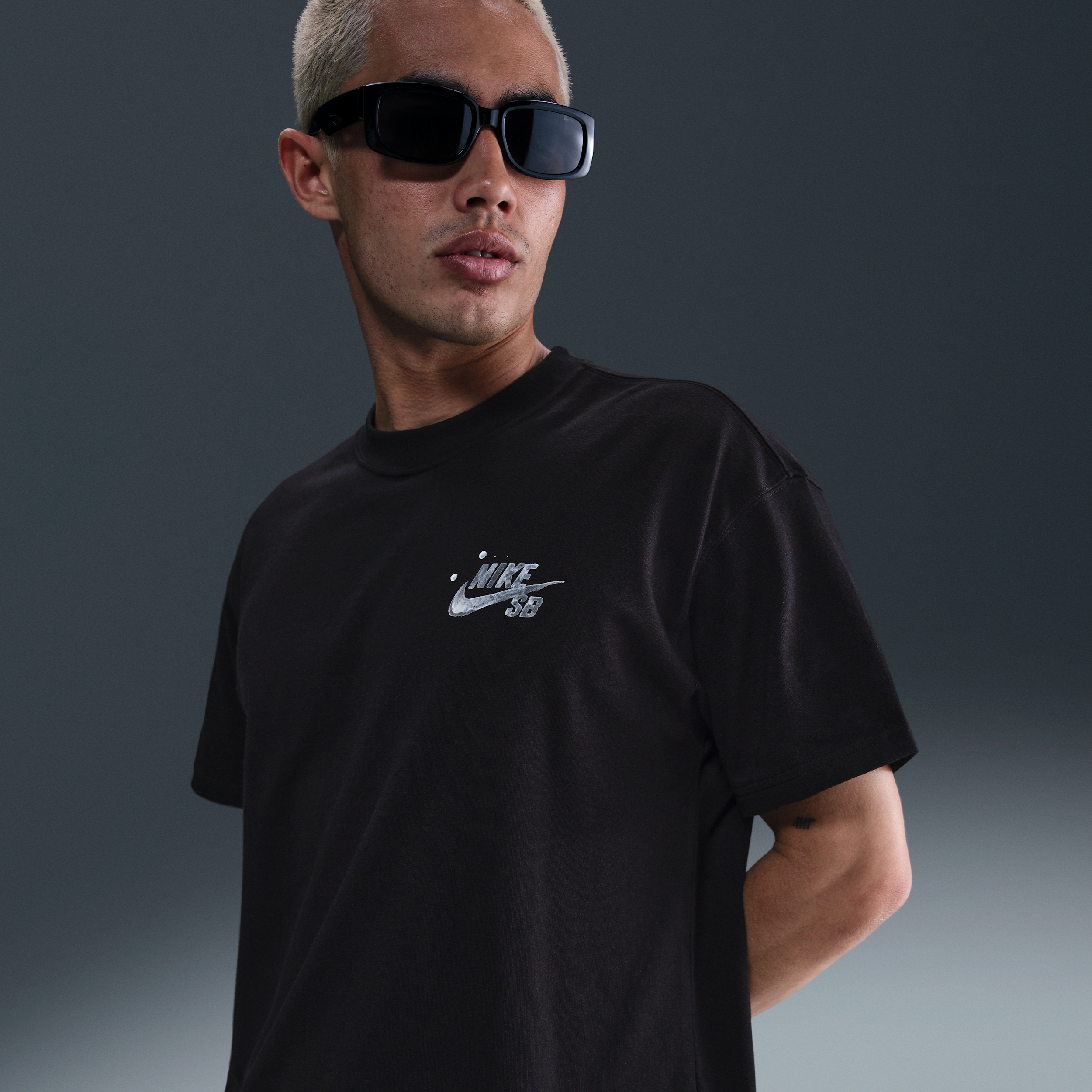 【ナイキ(NIKE)公式ストア】ナイキ SB マックス90 スケートボード Tシャツ HJ0894-010 ブラック 【ナイキ(NIKE)公式ストア】ナイキ SB マックス90 スケートボード Tシャツ HJ0894-010 ブラック