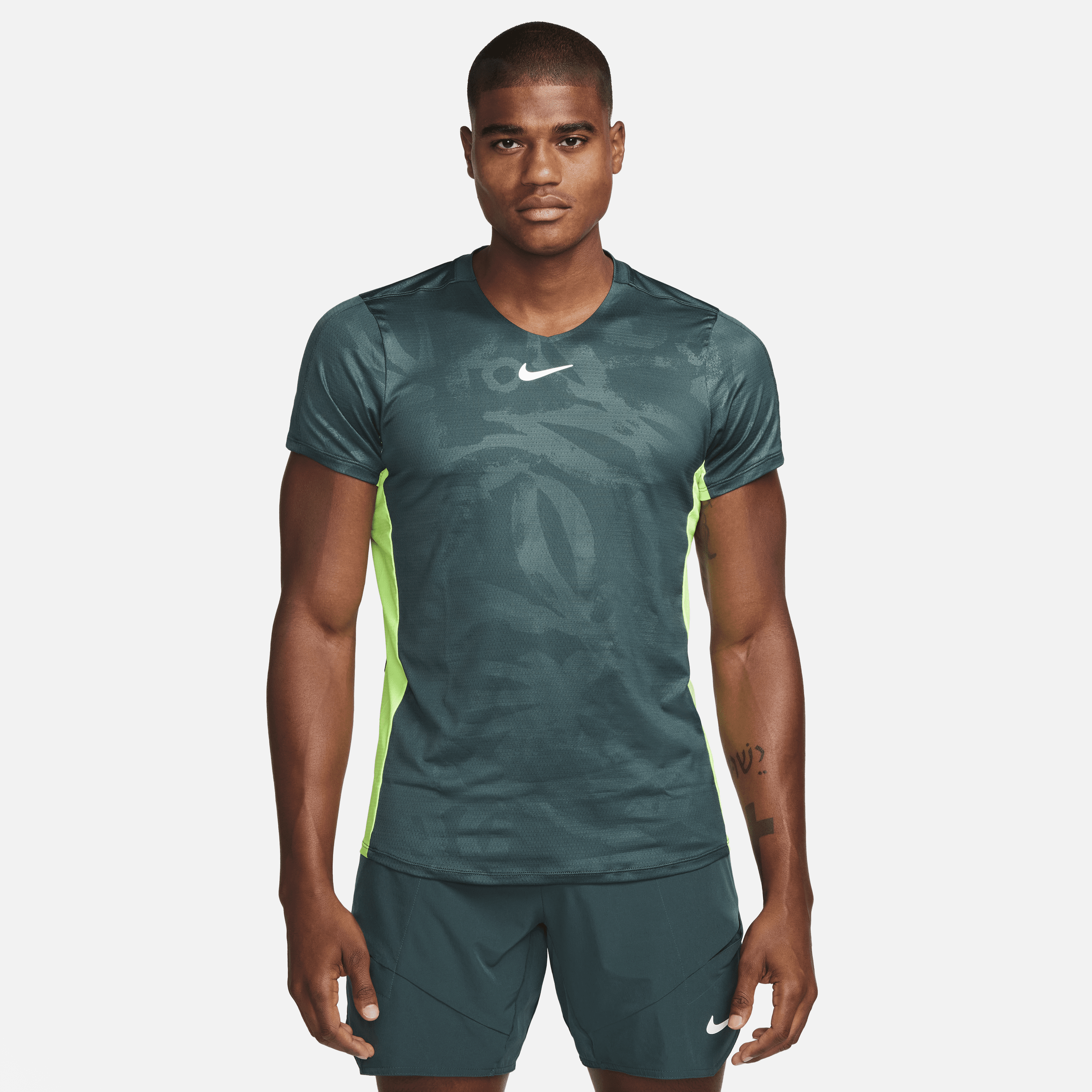 NikeCourt Dri-FIT Advantage-tennistrøje til mænd - grøn