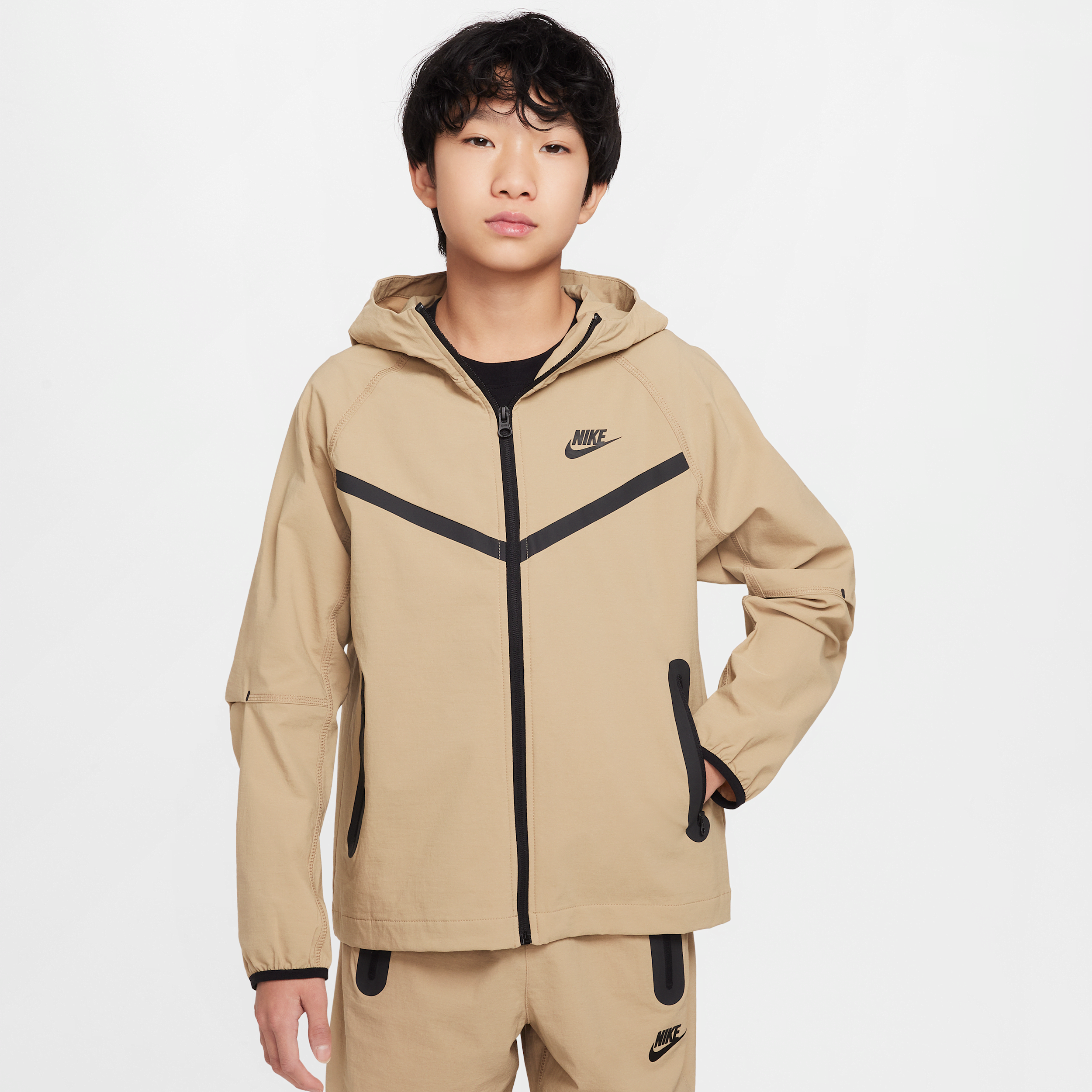 【ナイキ(NIKE)公式ストア】ナイキ テック ジュニア (ボーイズ) ウーブン ジャケット HQ8911-297 ブラウン 【ナイキ(NIKE)公式ストア】ナイキ テック ジュニア (ボーイズ) ウーブン ジャケット HQ8911-297 ブラウン