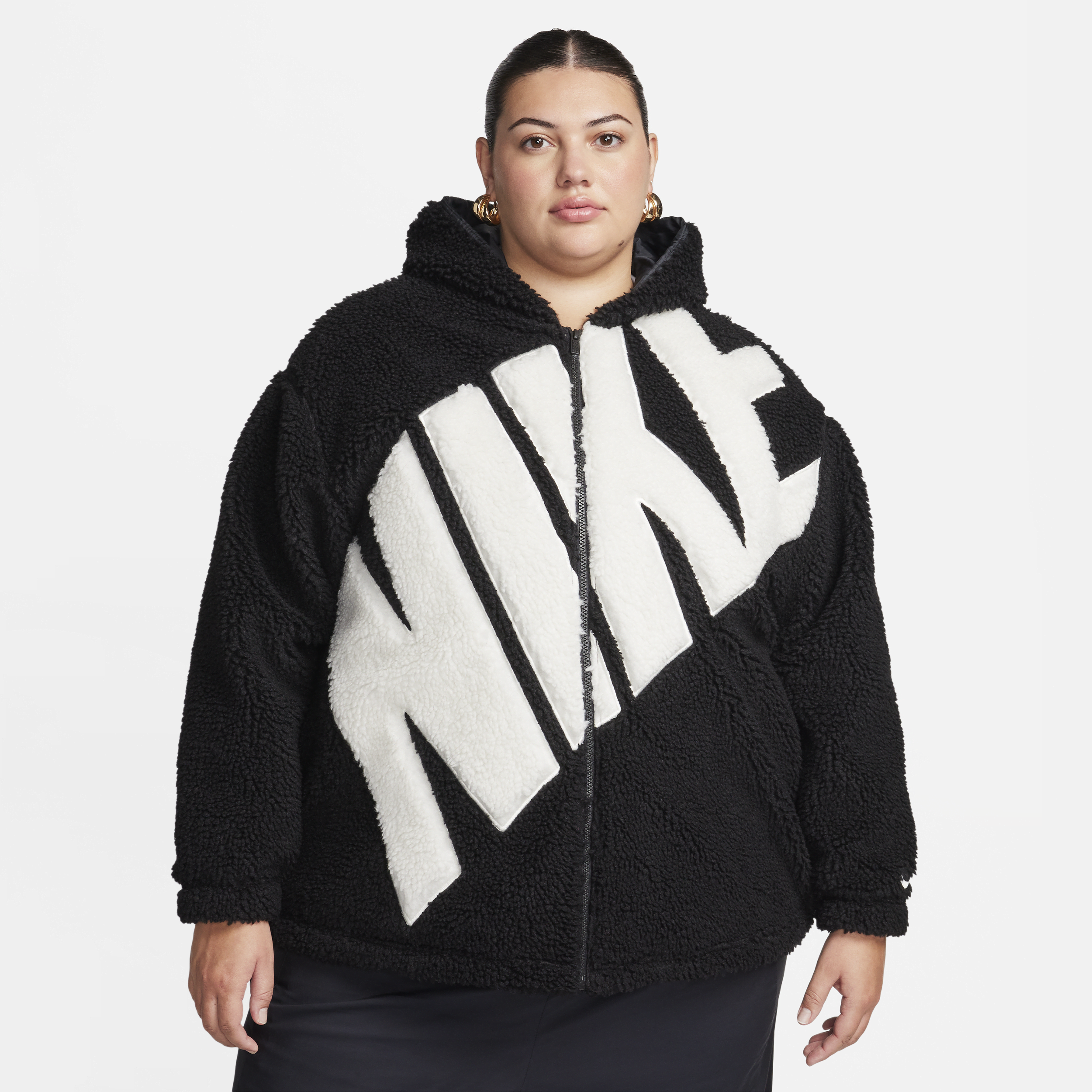 Nike Sportswear hoogpolig fleecejack met logo voor dames (Plus Size) - Zwart