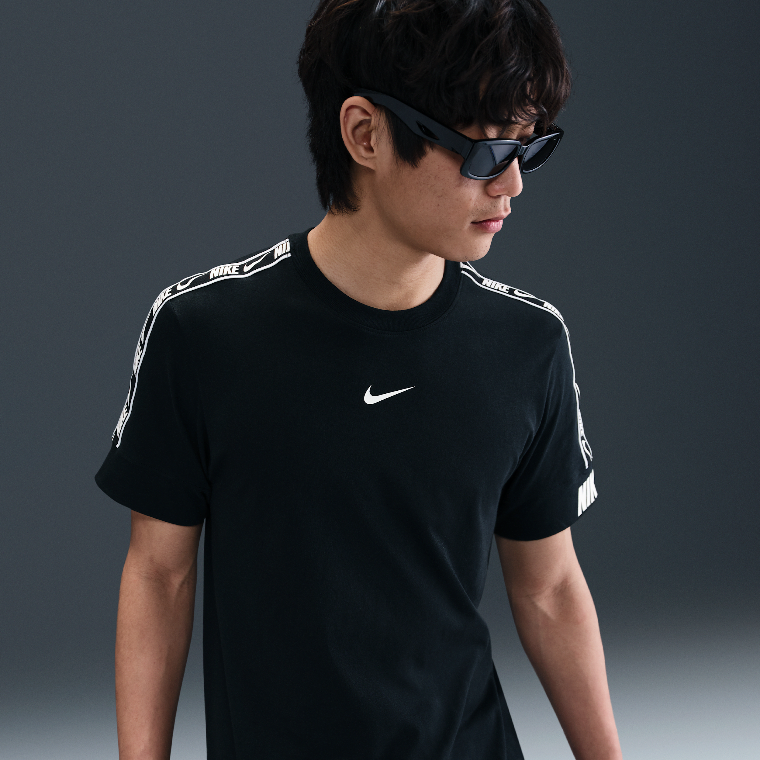 【ナイキ(NIKE)公式ストア】ナイキ スポーツウェア リピート メンズ Tシャツ IM3445-010 ブラック 【ナイキ(NIKE)公式ストア】ナイキ スポーツウェア リピート メンズ Tシャツ IM3445-010 ブラック