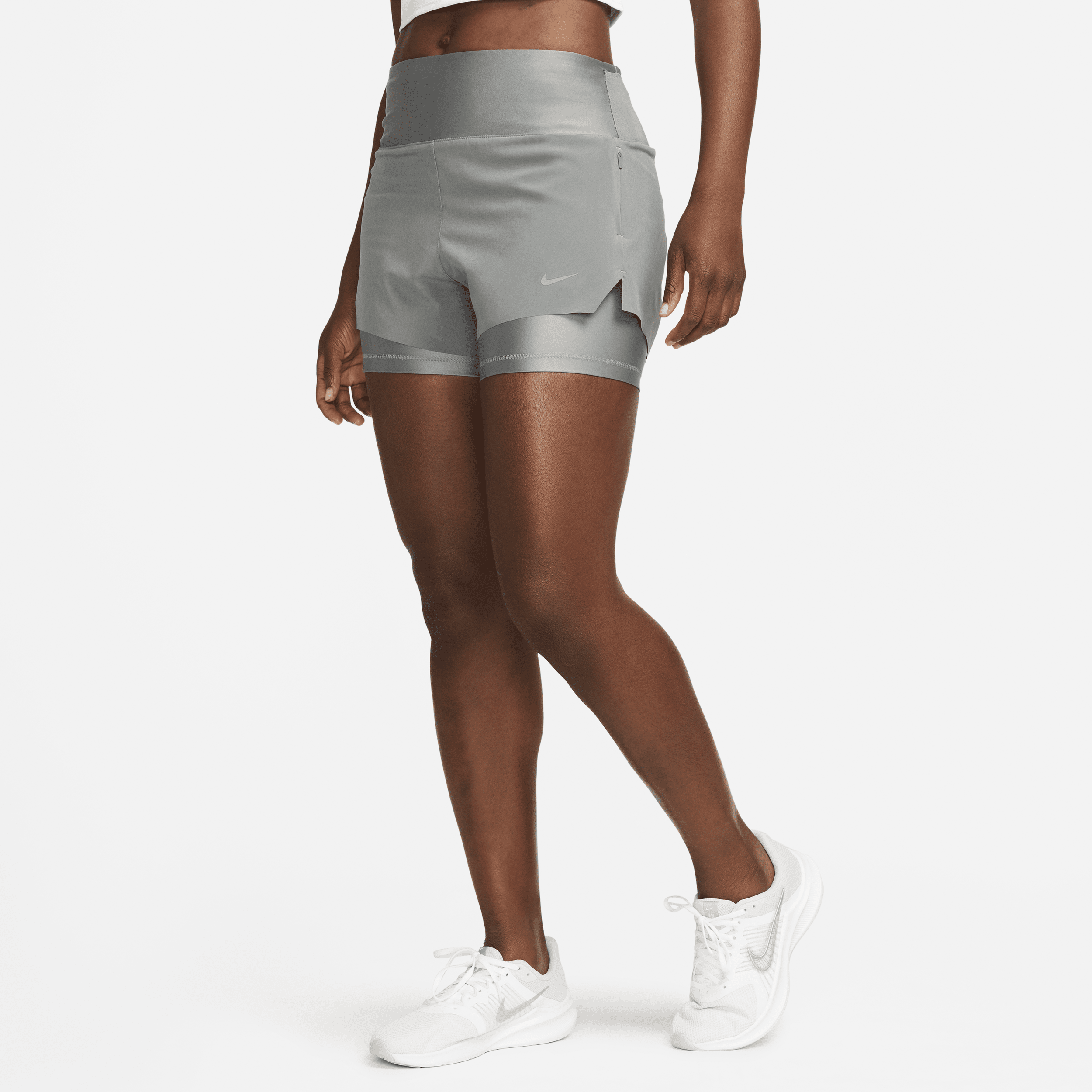 Nike Dri-FIT Swift Pantalón corto de running de talle medio 2 en 1 de 8 cm con bolsillos - Mujer - Gris