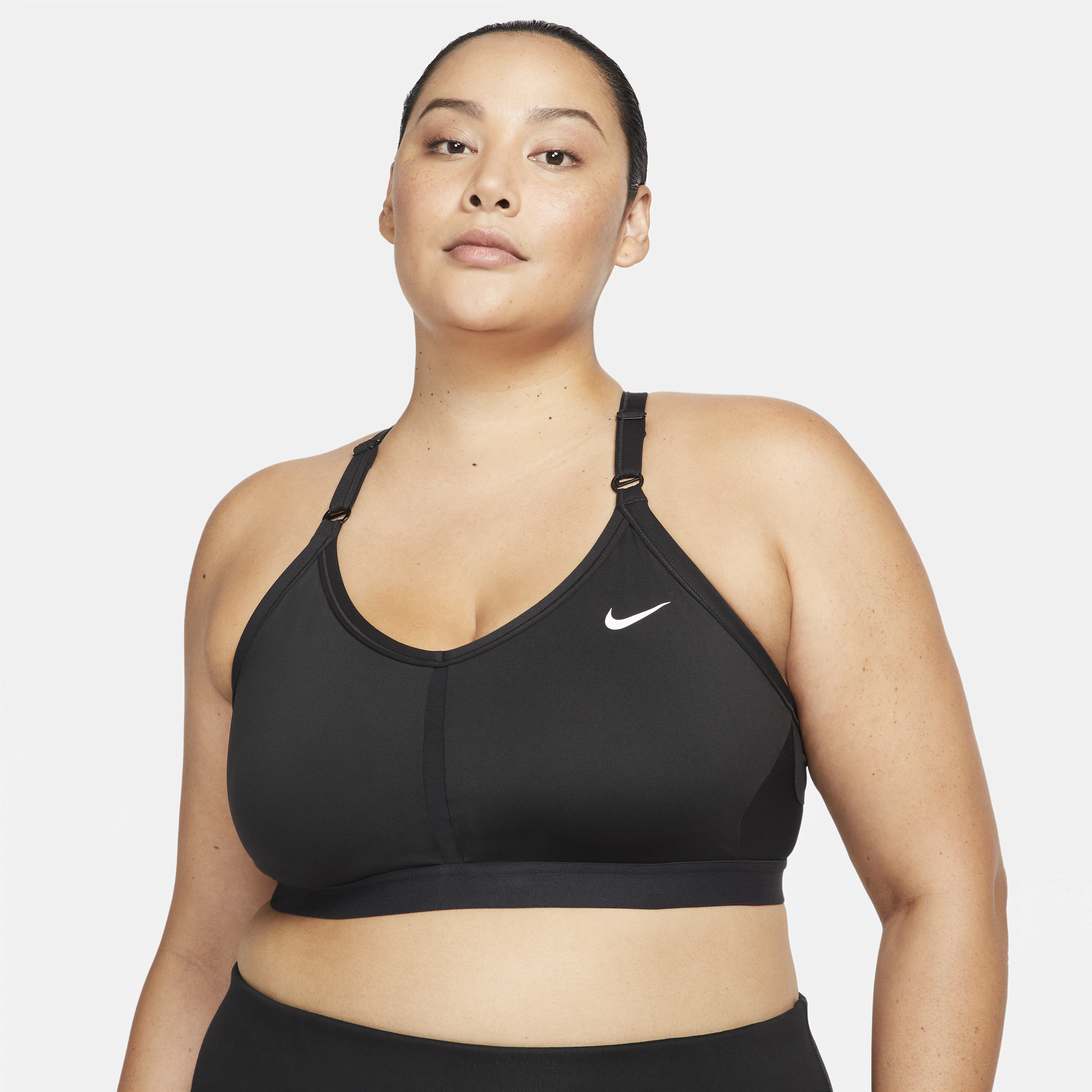 Polstret Nike Indy-sports-bh med let støtte og V-hals til kvinder (plus size) - sort