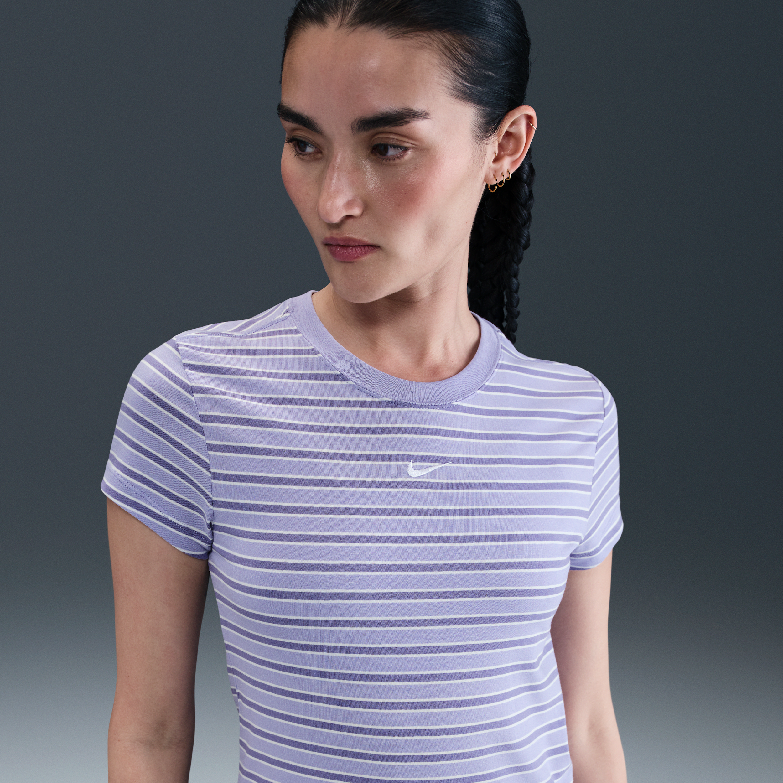 【ナイキ(NIKE)公式ストア】ナイキ スポーツウェア チル ニット ウィメンズ スリム ストライプド Tシャツ HF9525-533 パープル 【ナイキ(NIKE)公式ストア】ナイキ スポーツウェア チル ニット ウィメンズ スリム ストライプド Tシャツ HF9525-533 パープル