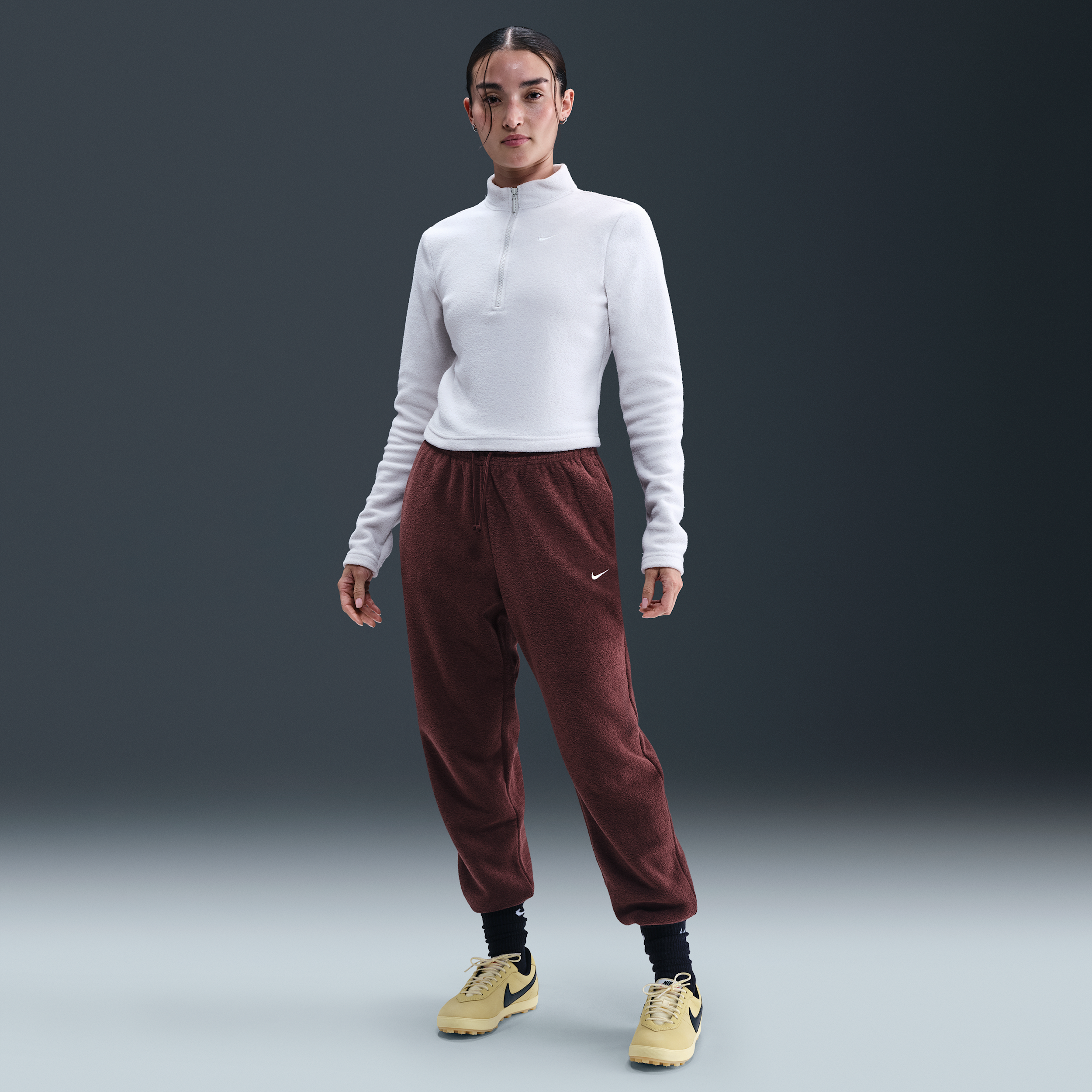 【ナイキ(NIKE)公式ストア】ナイキ スポーツウェア フェニックス プラッシュ ウィメンズ ミッドライズ コージー フリース パンツ HQ7645-652 レッド 【ナイキ(NIKE)公式ストア】ナイキ スポーツウェア フェニックス プラッシュ ウィメンズ ミッドライズ コージー フリース パンツ HQ7645-652 レッド