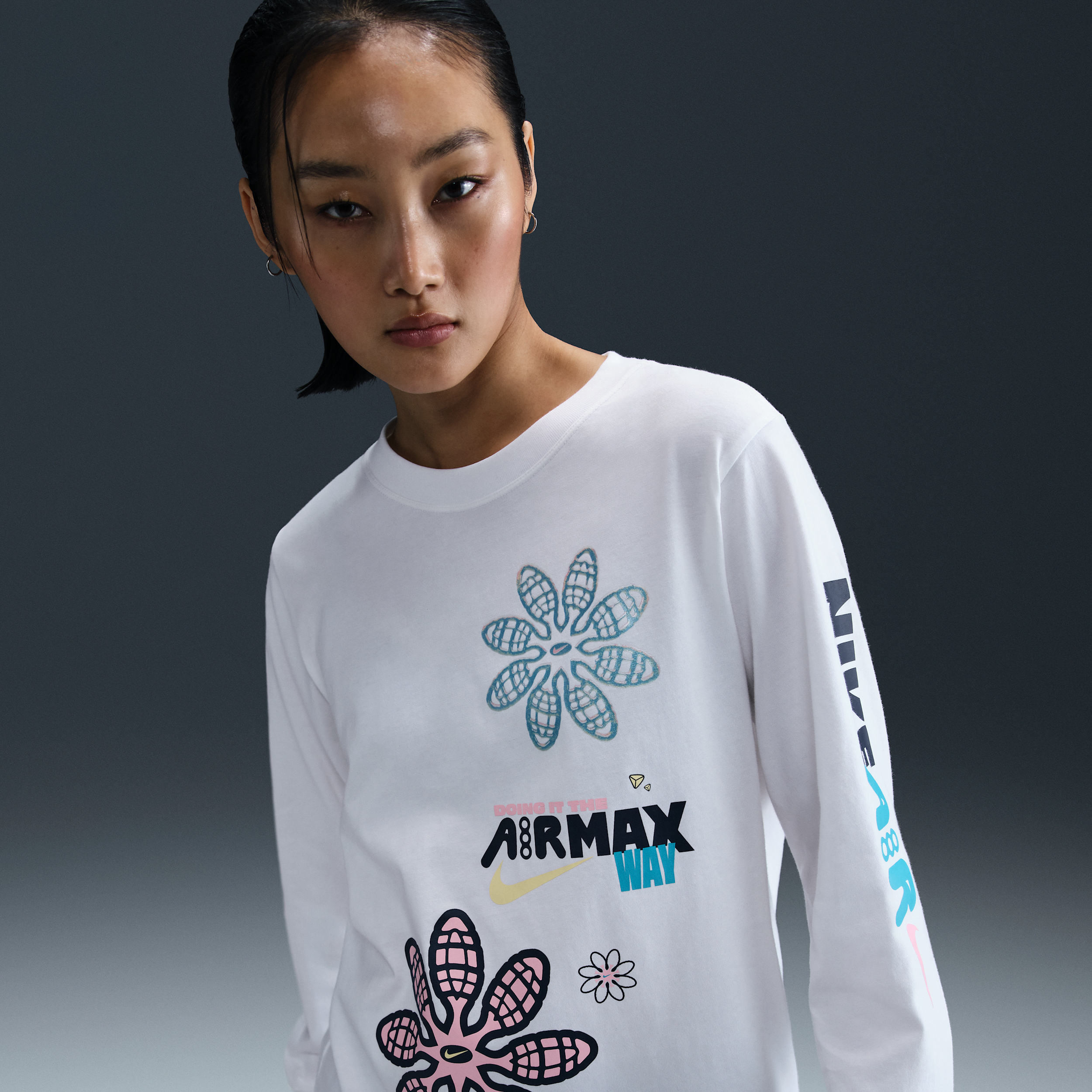 【ナイキ(NIKE)公式ストア】ナイキ スポーツウェア ウィメンズ ルーズ ロングスリーブ グラフィック Tシャツ HF9530-100 ホワイト 【ナイキ(NIKE)公式ストア】ナイキ スポーツウェア ウィメンズ ルーズ ロングスリーブ グラフィック Tシャツ HF9530-100 ホワイト