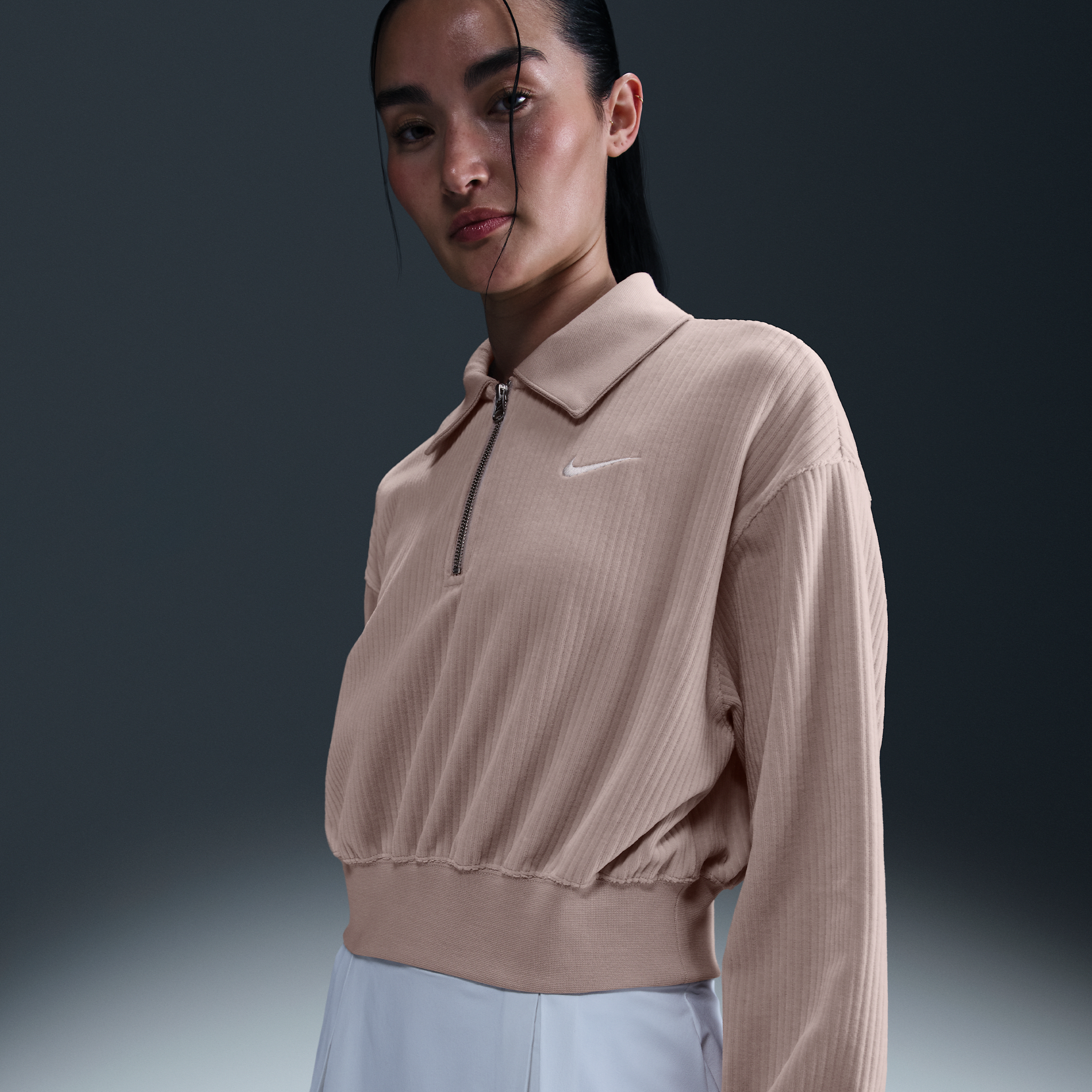【ナイキ(NIKE)公式ストア】ナイキ スポーツウェア ウィメンズ ベロア クロップド 1/4ジップ トップ HV5031-299 ブラウン 【ナイキ(NIKE)公式ストア】ナイキ スポーツウェア ウィメンズ ベロア クロップド 1/4ジップ トップ HV5031-299 ブラウン