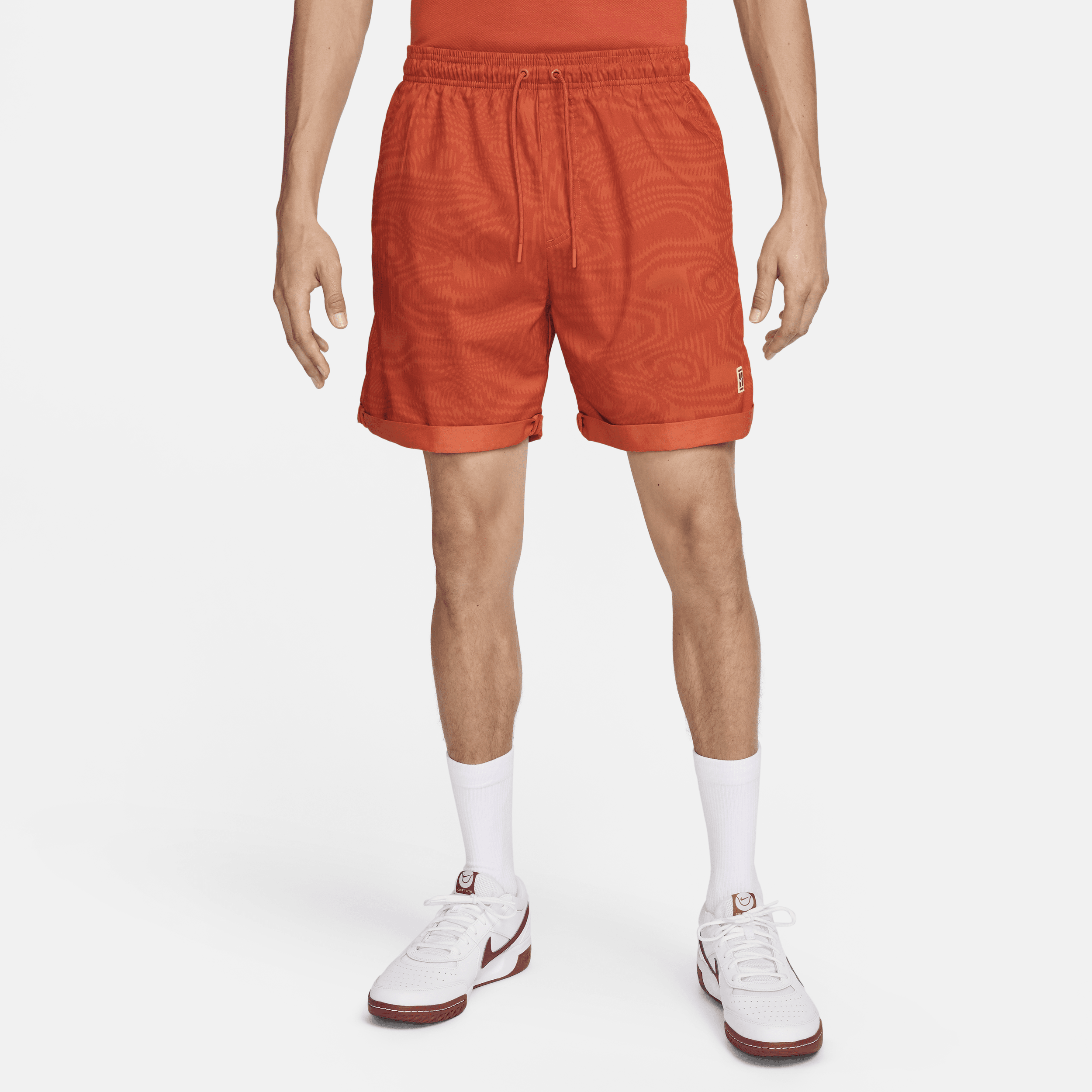 NikeCourt Heritage Dri-FIT-tennisshorts (15 cm) med print til mænd - Orange