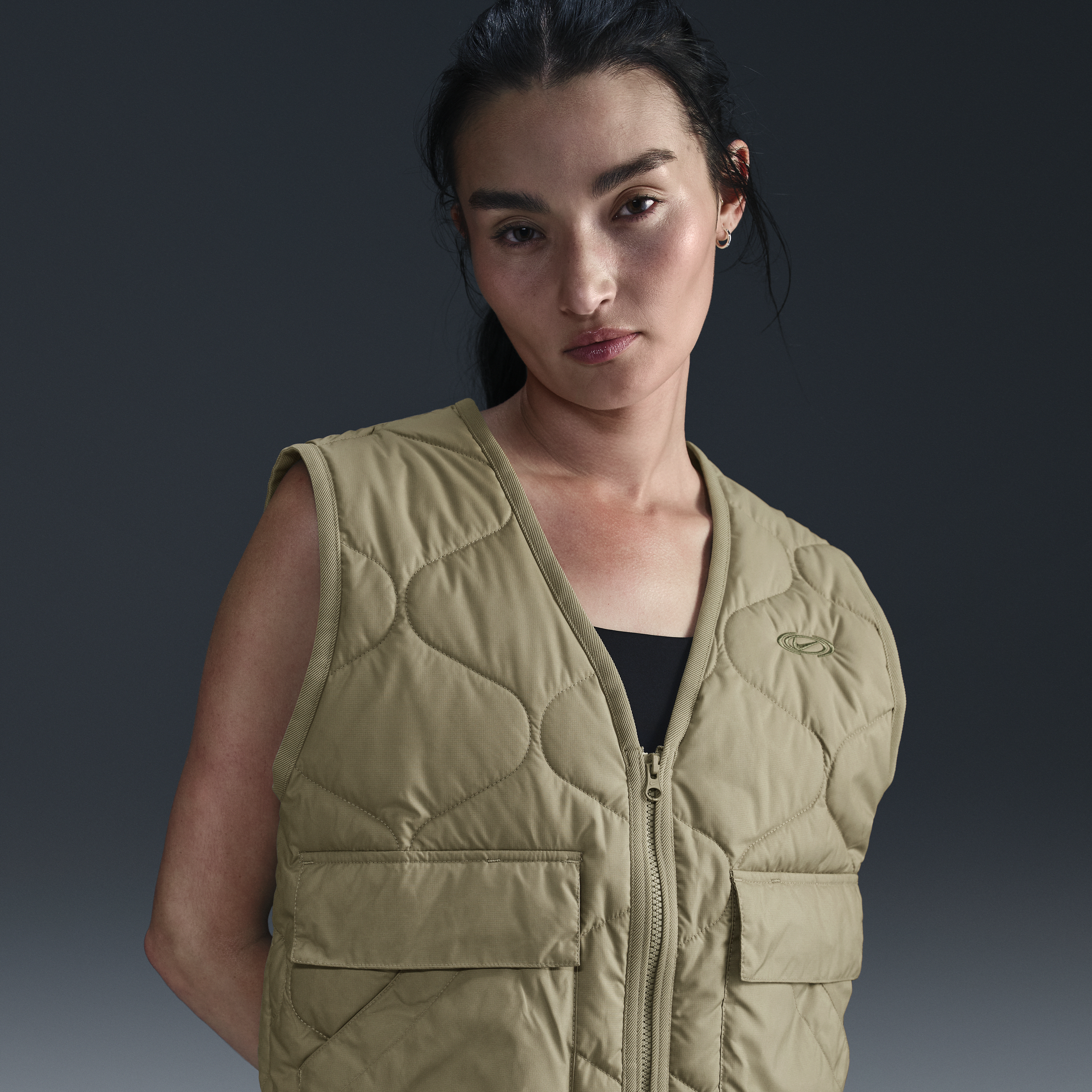 【ナイキ(NIKE)公式ストア】ナイキ スポーツウェア ウィメンズ キルテッド ベスト HQ3007-276 ブラウン 【ナイキ(NIKE)公式ストア】ナイキ スポーツウェア ウィメンズ キルテッド ベスト HQ3007-276 ブラウン