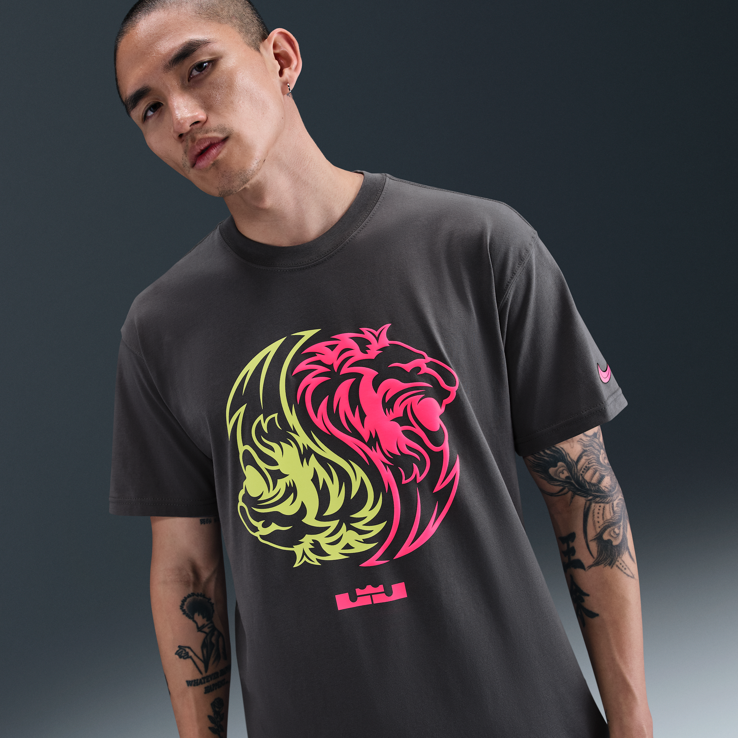 【ナイキ(NIKE)公式ストア】レブロン メンズ マックス90 Tシャツ HV1690-068 グレー 【ナイキ(NIKE)公式ストア】レブロン メンズ マックス90 Tシャツ HV1690-068 グレー