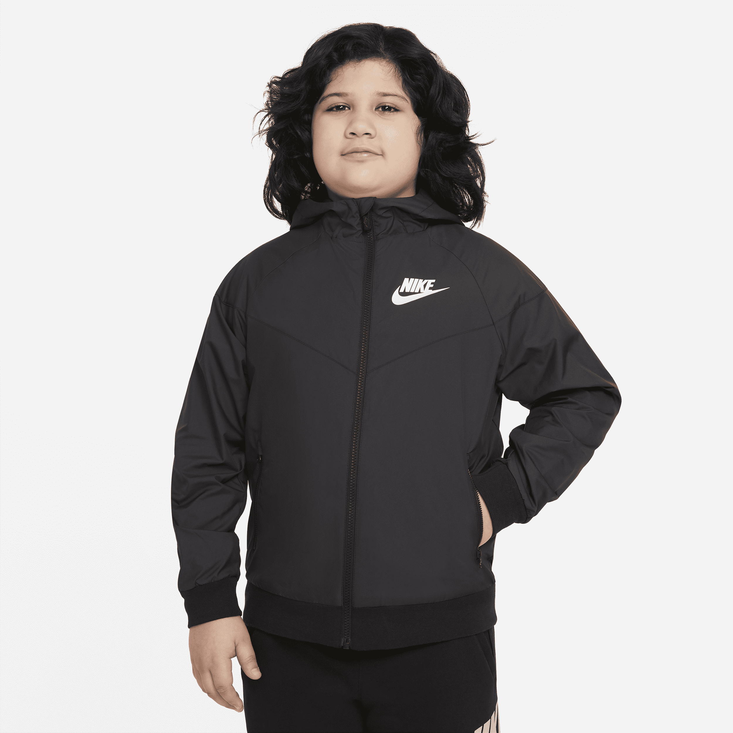 Løstsiddende, hoftelang Nike Sportswear Windrunner-jakke (udvidet størrelse) med hætte til større børn (drenge) - sort