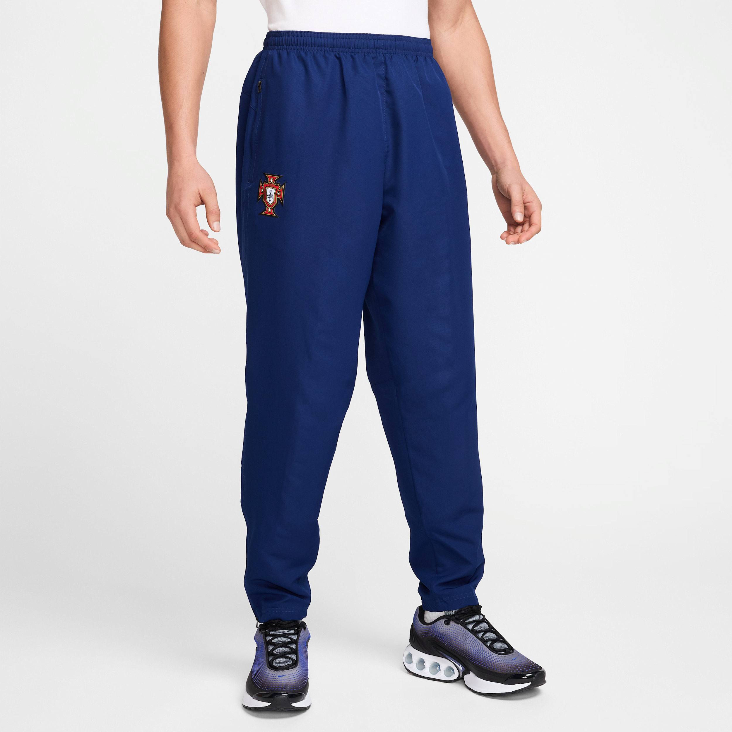 【ナイキ(NIKE)公式ストア】ポルトガル 2004 リイシュー メンズ ナイキ サッカー レプリカ トラックパンツ HV4316-492 ブルー 【ナイキ(NIKE)公式ストア】ポルトガル 2004 リイシュー メンズ ナイキ サッカー レプリカ トラックパンツ HV4316-492 ブルー