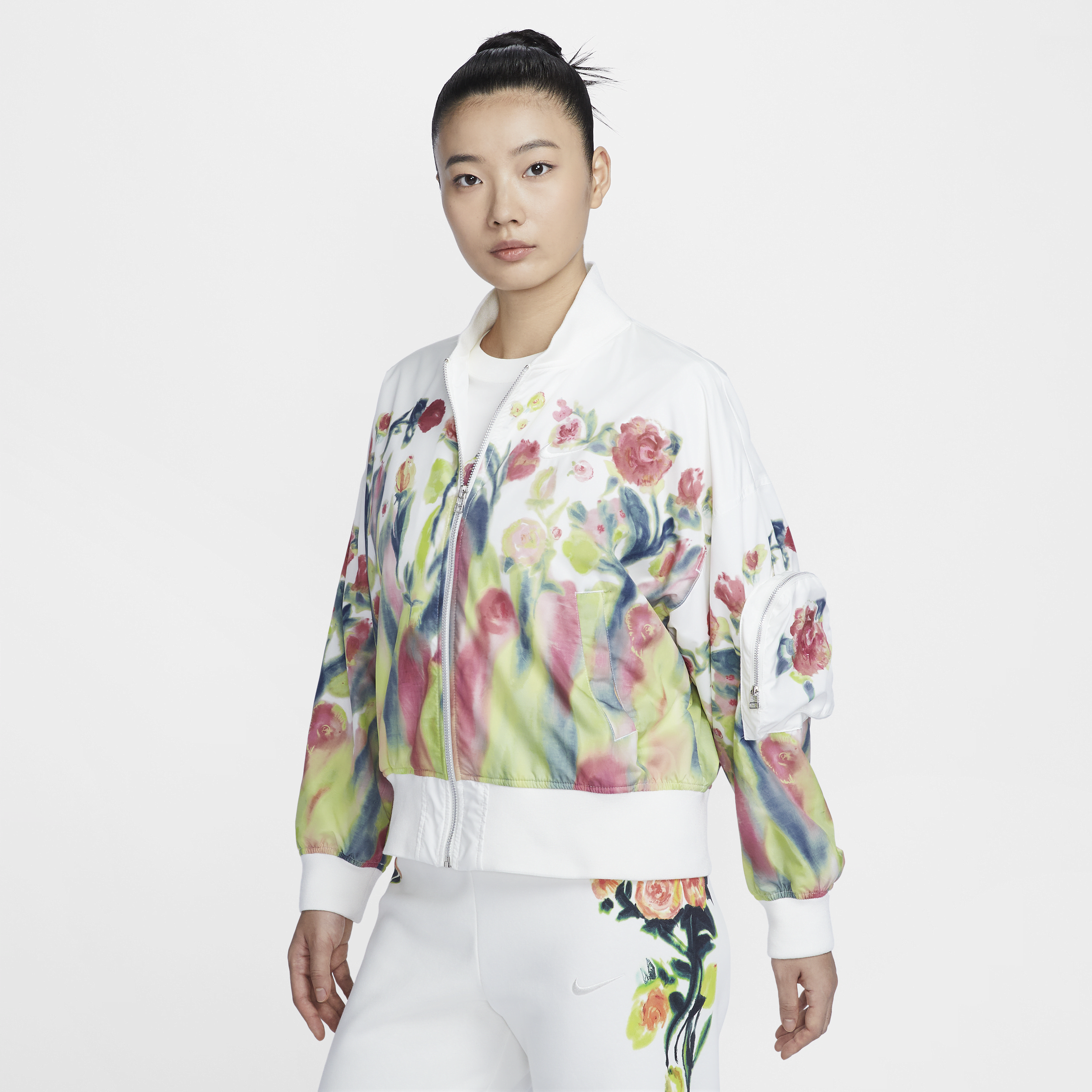 【ナイキ(NIKE)公式ストア】ナイキ スポーツウェア ウィメンズ アーティスト コレクション ボンバージャケット HF4688-133 ホワイト 【ナイキ(NIKE)公式ストア】ナイキ スポーツウェア ウィメンズ アーティスト コレクション ボンバージャケット HF4688-133 ホワイト