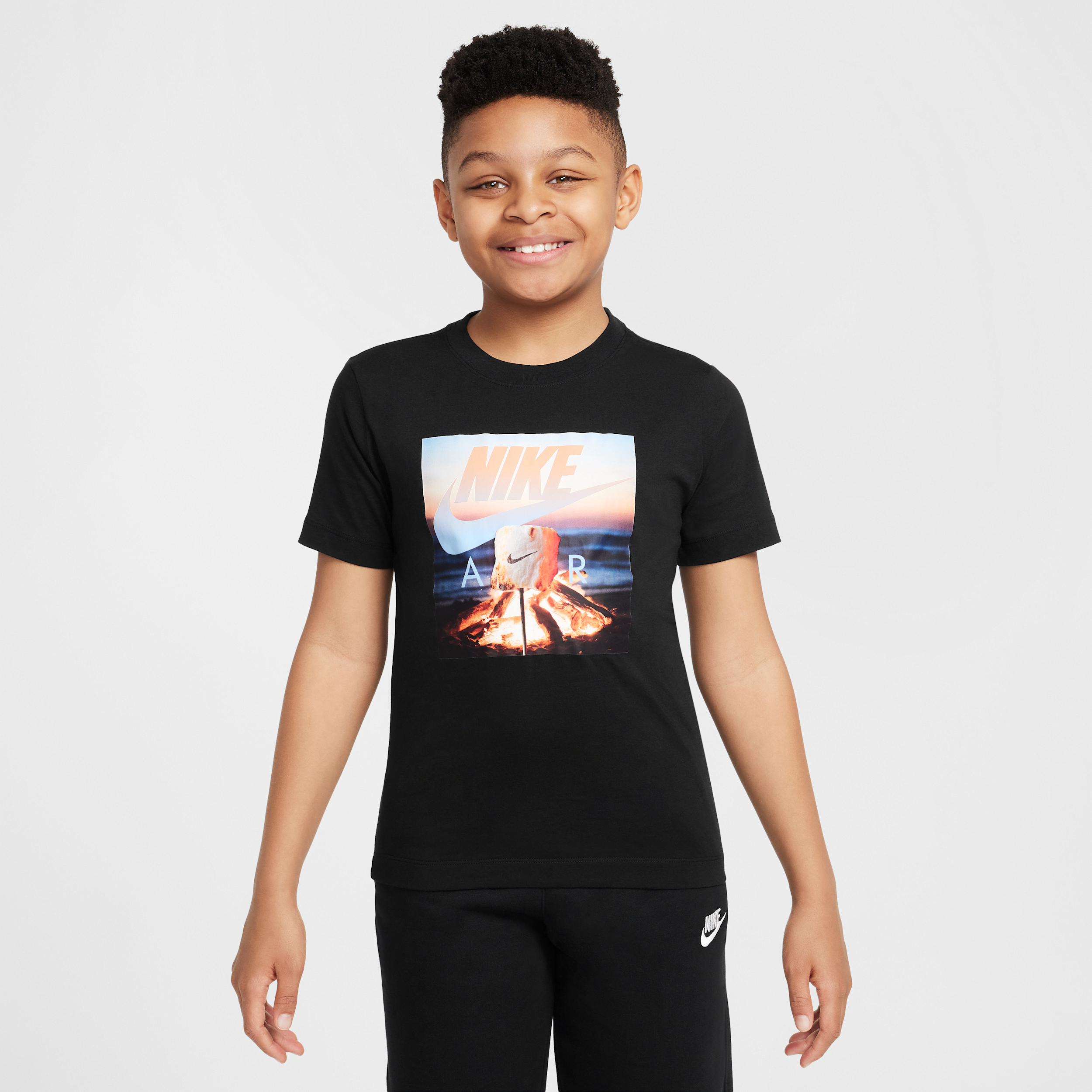 【ナイキ(NIKE)公式ストア】ナイキ スポーツウェア ジュニア Tシャツ HQ3243-010 ブラック 【ナイキ(NIKE)公式ストア】ナイキ スポーツウェア ジュニア Tシャツ HQ3243-010 ブラック