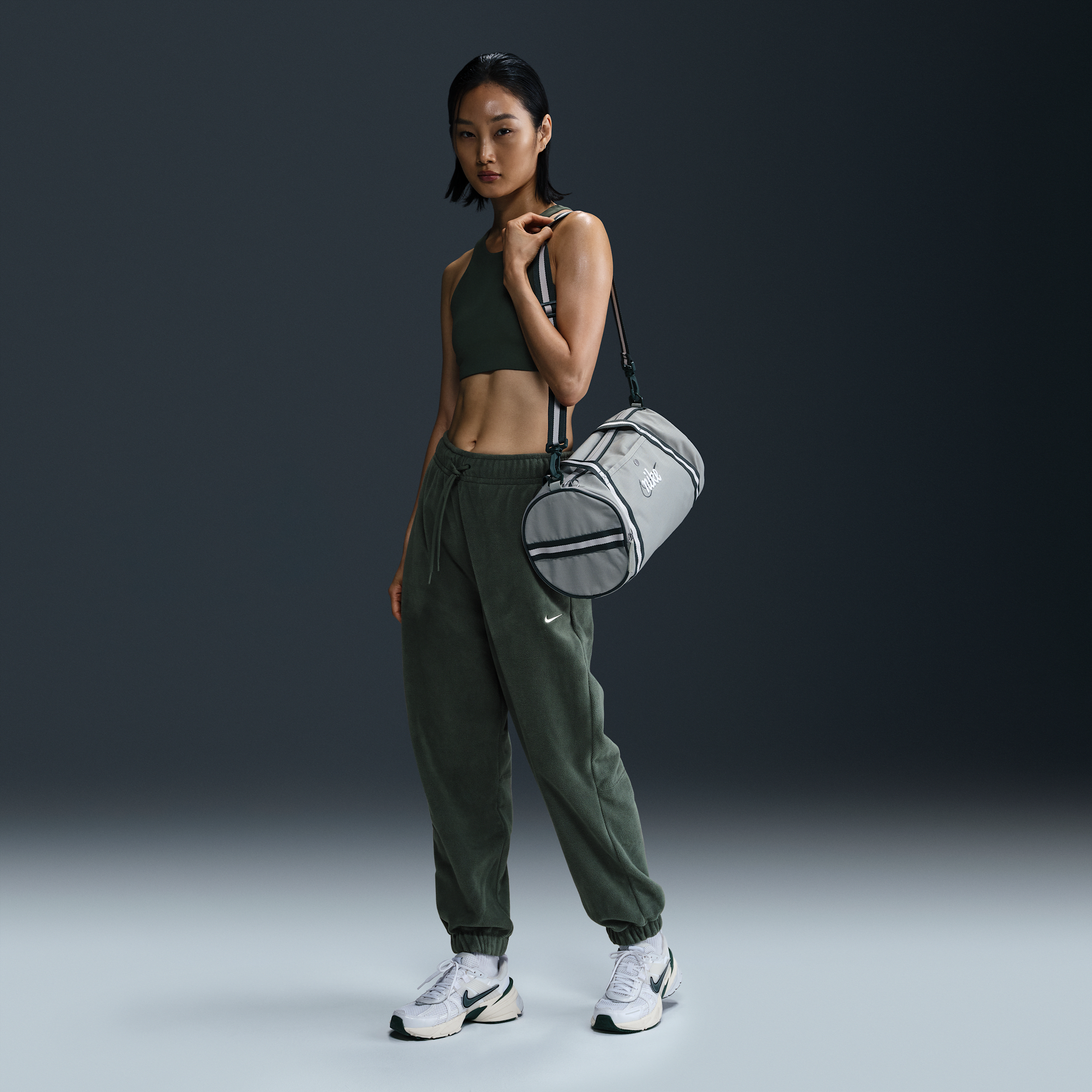 【ナイキ(NIKE)公式ストア】ナイキ Therma-FIT ワン ウィメンズ ルーズ フリース パンツ FB5579-338 グリーン 【ナイキ(NIKE)公式ストア】ナイキ Therma-FIT ワン ウィメンズ ルーズ フリース パンツ FB5579-338 グリーン