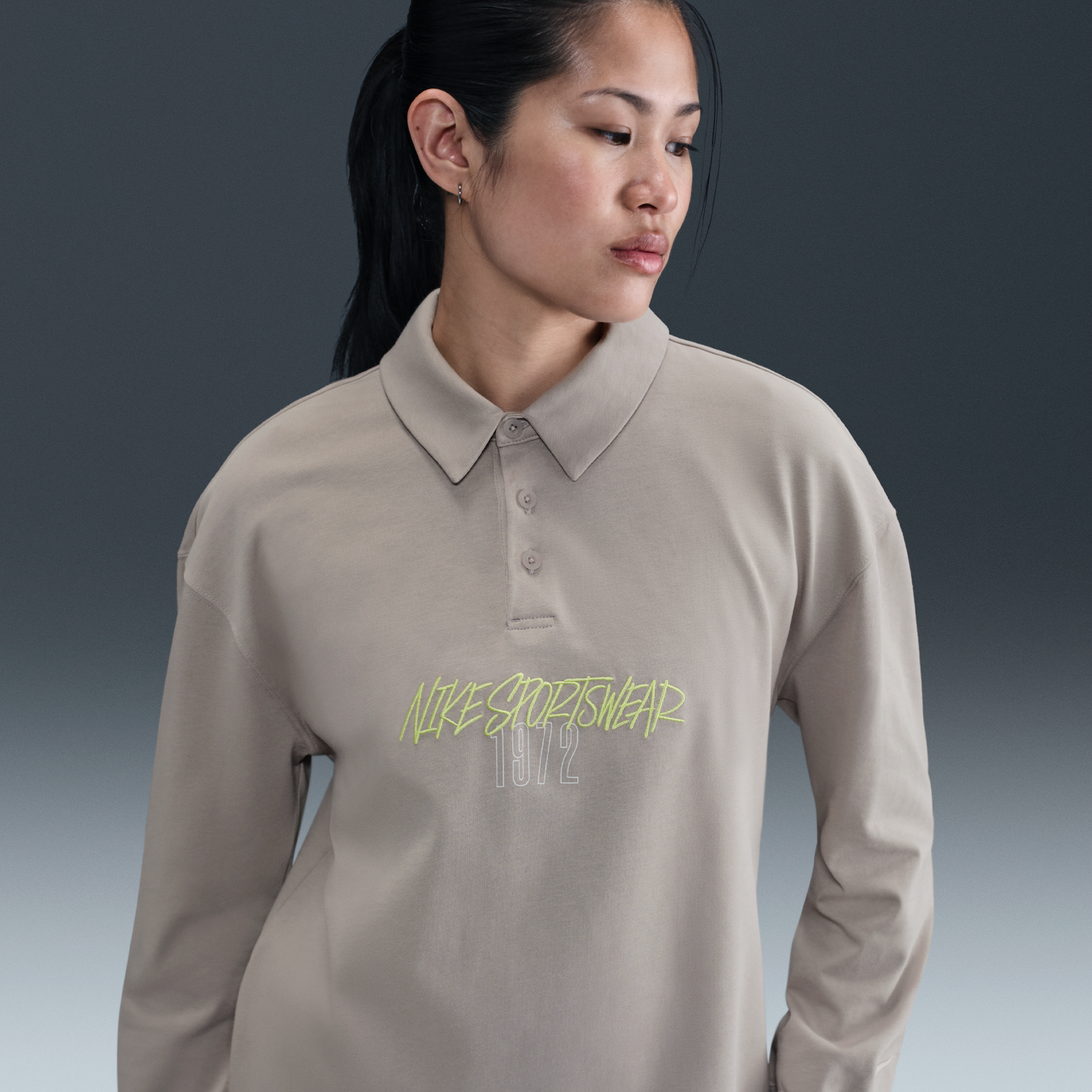 【ナイキ(NIKE)公式ストア】ナイキ スポーツウェア エッセンシャル ウィメンズ オーバーサイズド ロングスリーブ ポロ IB7889-009 グレー 【ナイキ(NIKE)公式ストア】ナイキ スポーツウェア エッセンシャル ウィメンズ オーバーサイズド ロングスリーブ ポロ IB7889-009 グレー