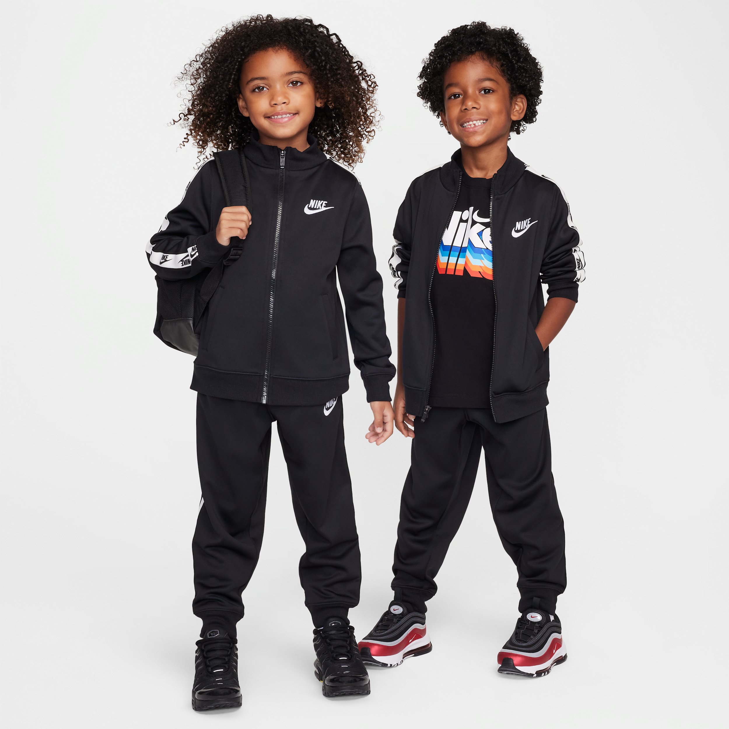 【ナイキ(NIKE)公式ストア】ナイキ Dri-FIT リトルキッズ ツーピース フルジップ セットアップ ロゴテーピング付き HV7971-010 ブラック 【ナイキ(NIKE)公式ストア】ナイキ Dri-FIT リトルキッズ ツーピース フルジップ セットアップ ロゴテーピング付き HV7971-010 ブラック
