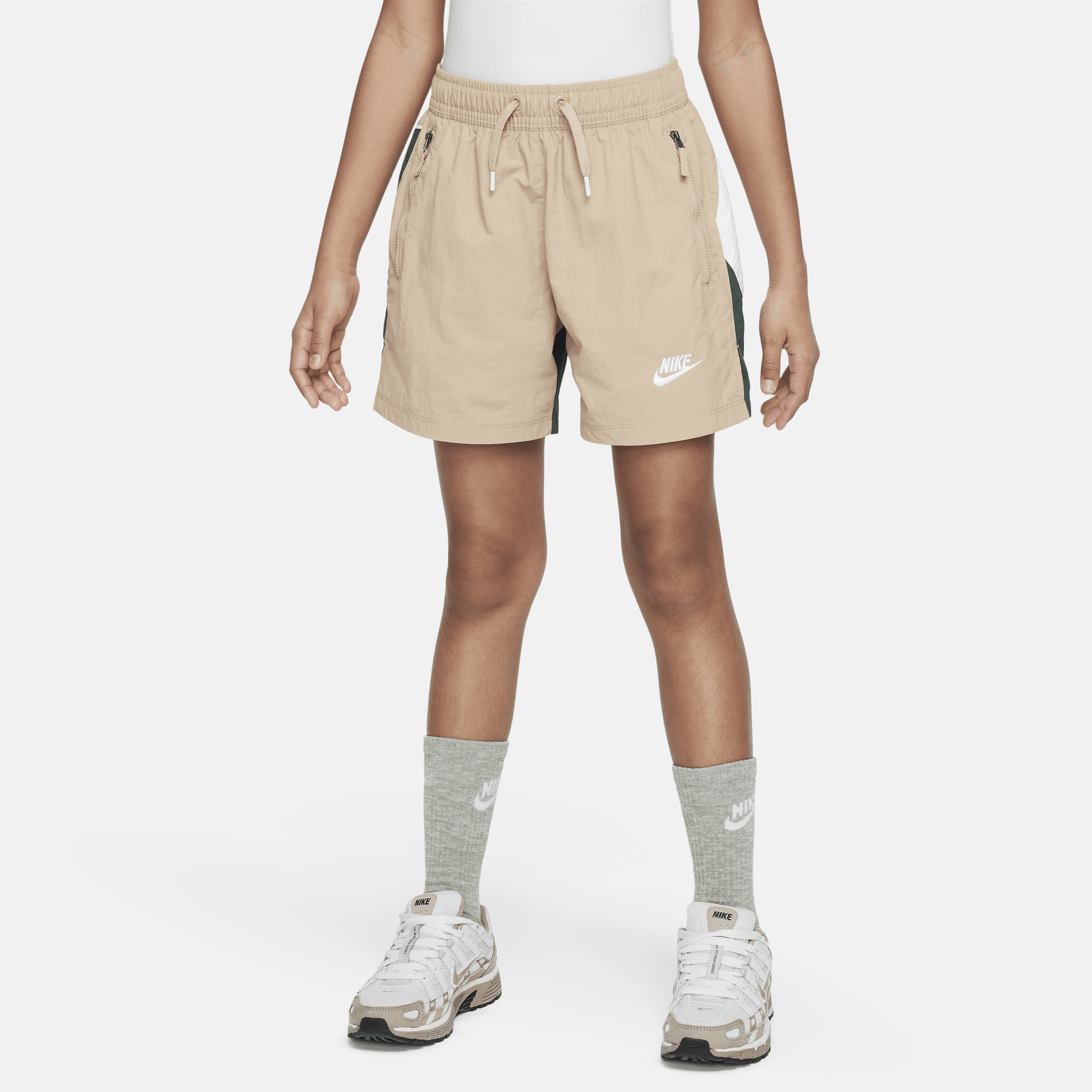 【ナイキ(NIKE)公式ストア】ナイキ スポーツウェア アンプリファイ ジュニア ウーブン ショートパンツ FN9131-200 ブラウン 【ナイキ(NIKE)公式ストア】ナイキ スポーツウェア アンプリファイ ジュニア ウーブン ショートパンツ FN9131-200 ブラウン