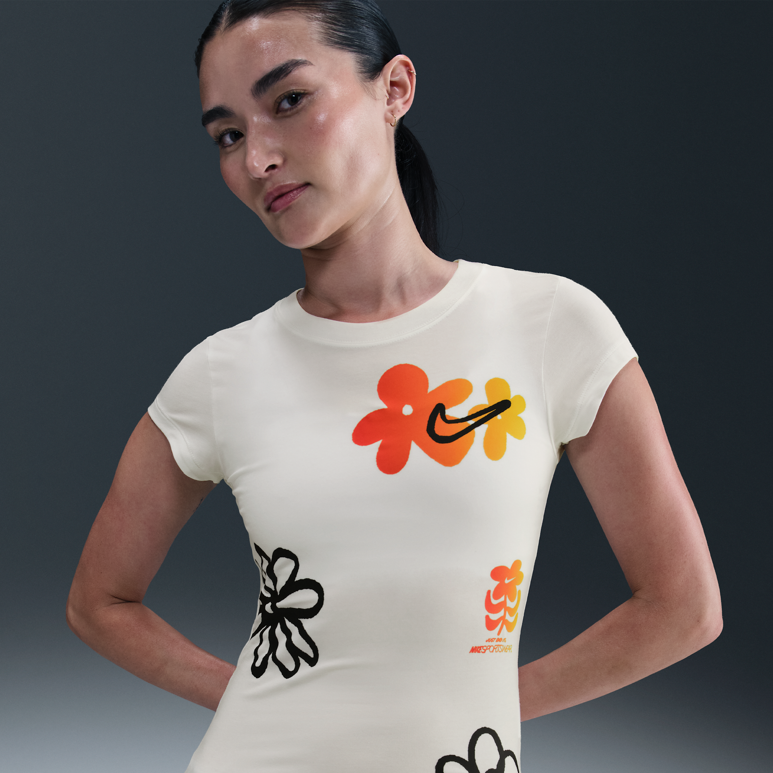 【ナイキ(NIKE)公式ストア】ナイキ スポーツウェア ウィメンズ タイト ショートスリーブ グラフィック Tシャツ IH8477-100 ホワイト 【ナイキ(NIKE)公式ストア】ナイキ スポーツウェア ウィメンズ タイト ショートスリーブ グラフィック Tシャツ IH8477-100 ホワイト