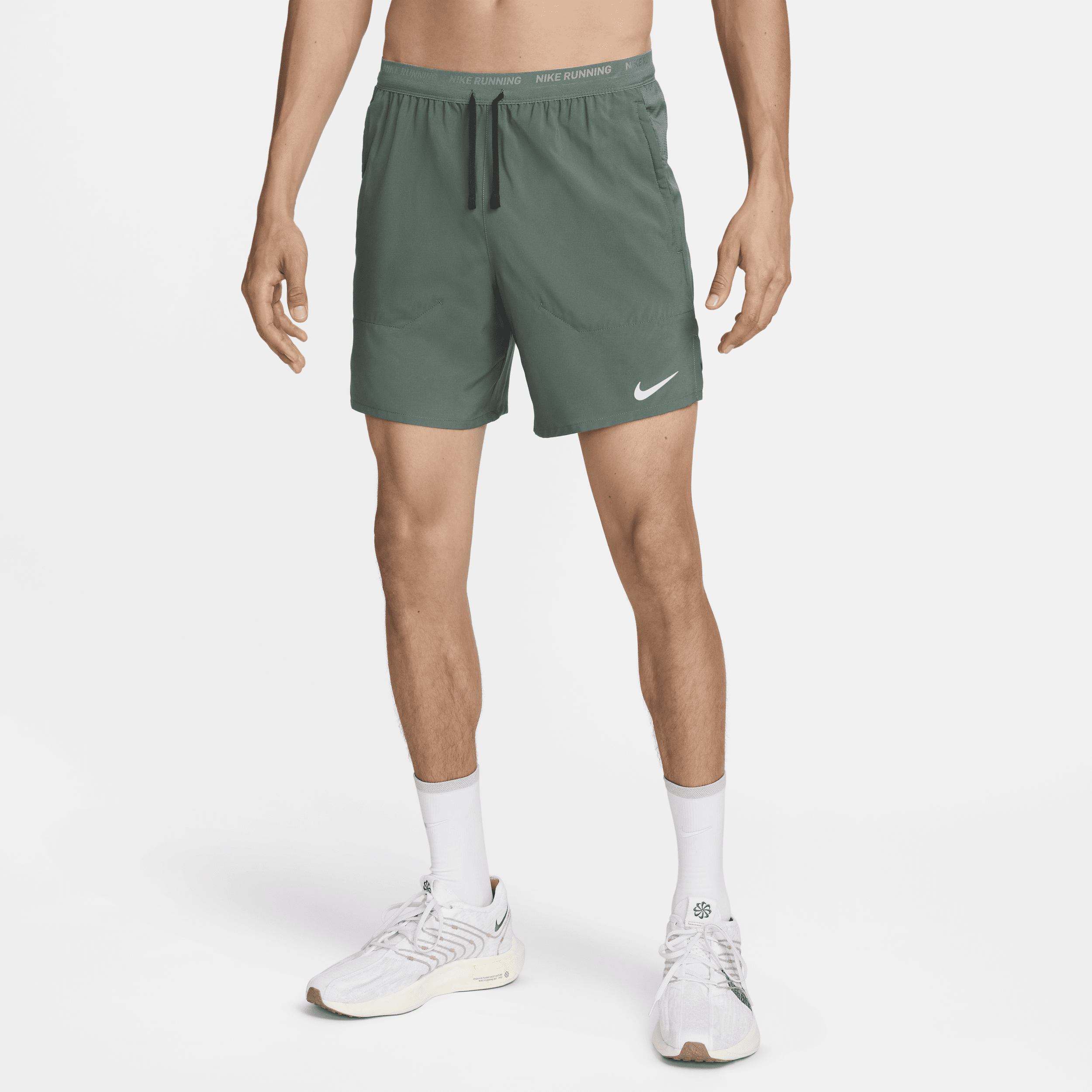 Nike Stride Dri-FIT-2-i-1-løbeshorts (18 cm) til mænd - grøn