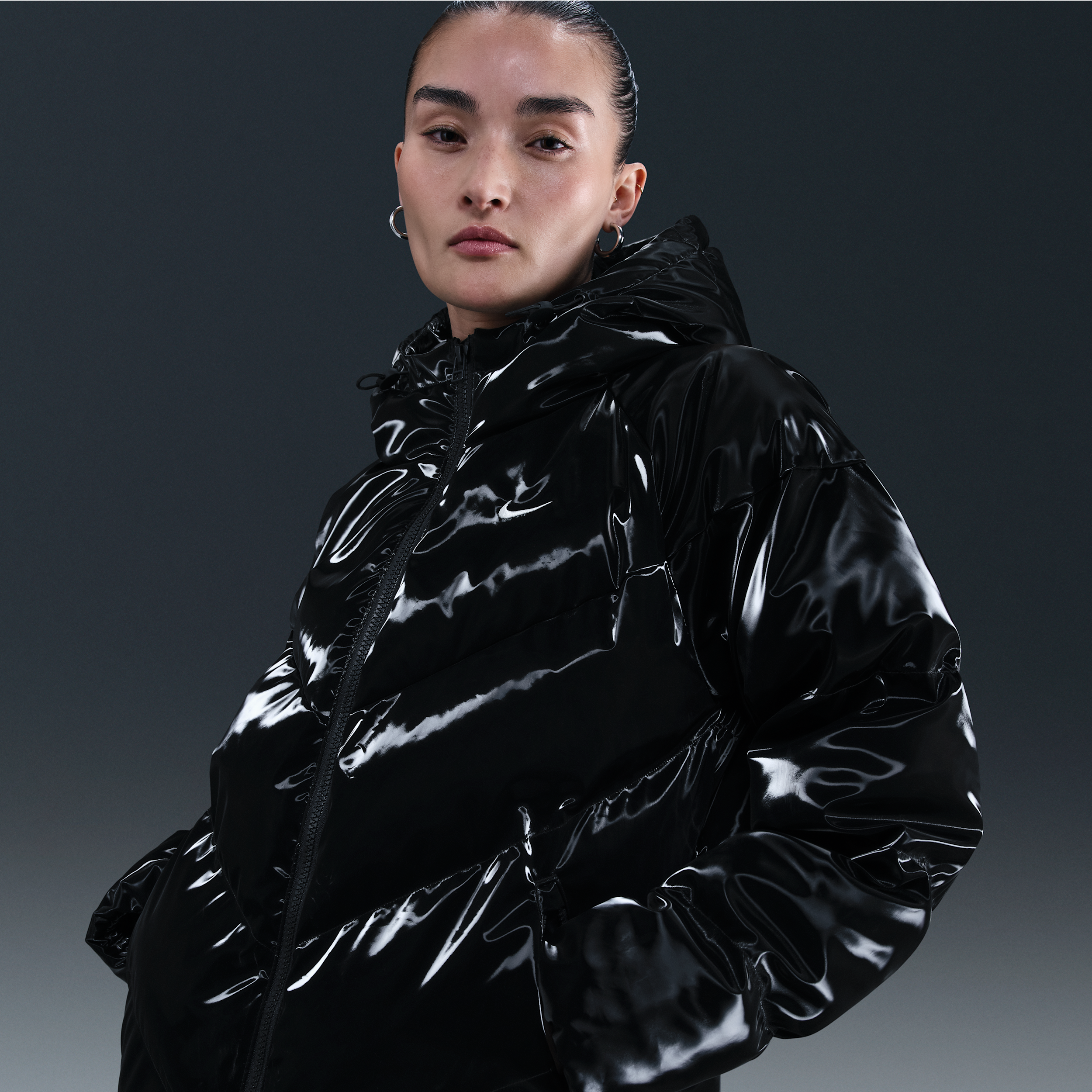 【ナイキ（NIKE）公式ストア】ナイキ スポーツウェア ウィメンズ Therma-FIT シャイン パファー IH8009-010 ブラック