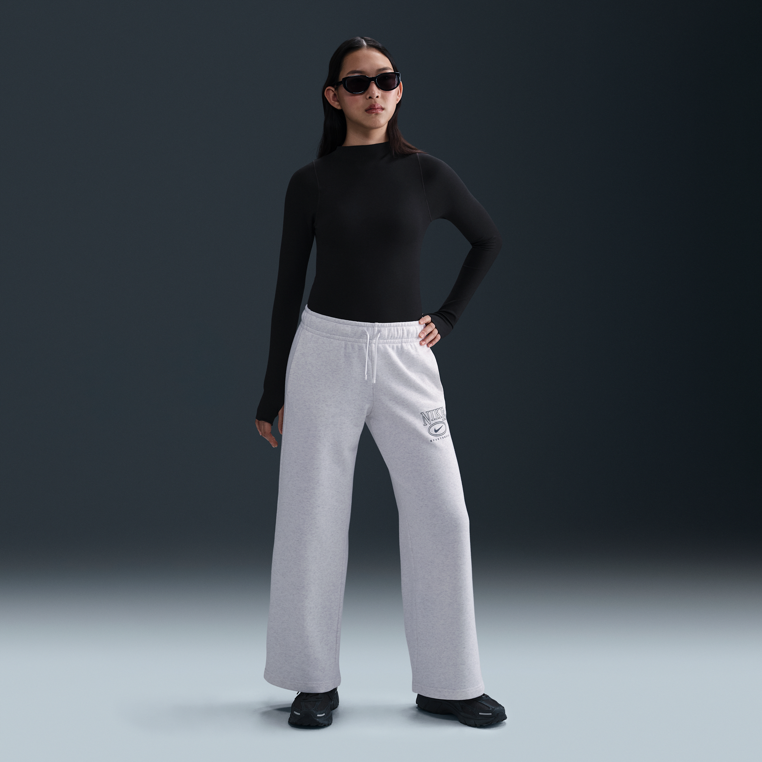 【ナイキ(NIKE)公式ストア】ナイキ スポーツウェア クラブ フリース ウィメンズ ミッドライズ ワイドレッグ グラフィック パンツ HJ0870-051 ブラウン 【ナイキ(NIKE)公式ストア】ナイキ スポーツウェア クラブ フリース ウィメンズ ミッドライズ ワイドレッグ グラフィック パンツ HJ0870-051 ブラウン