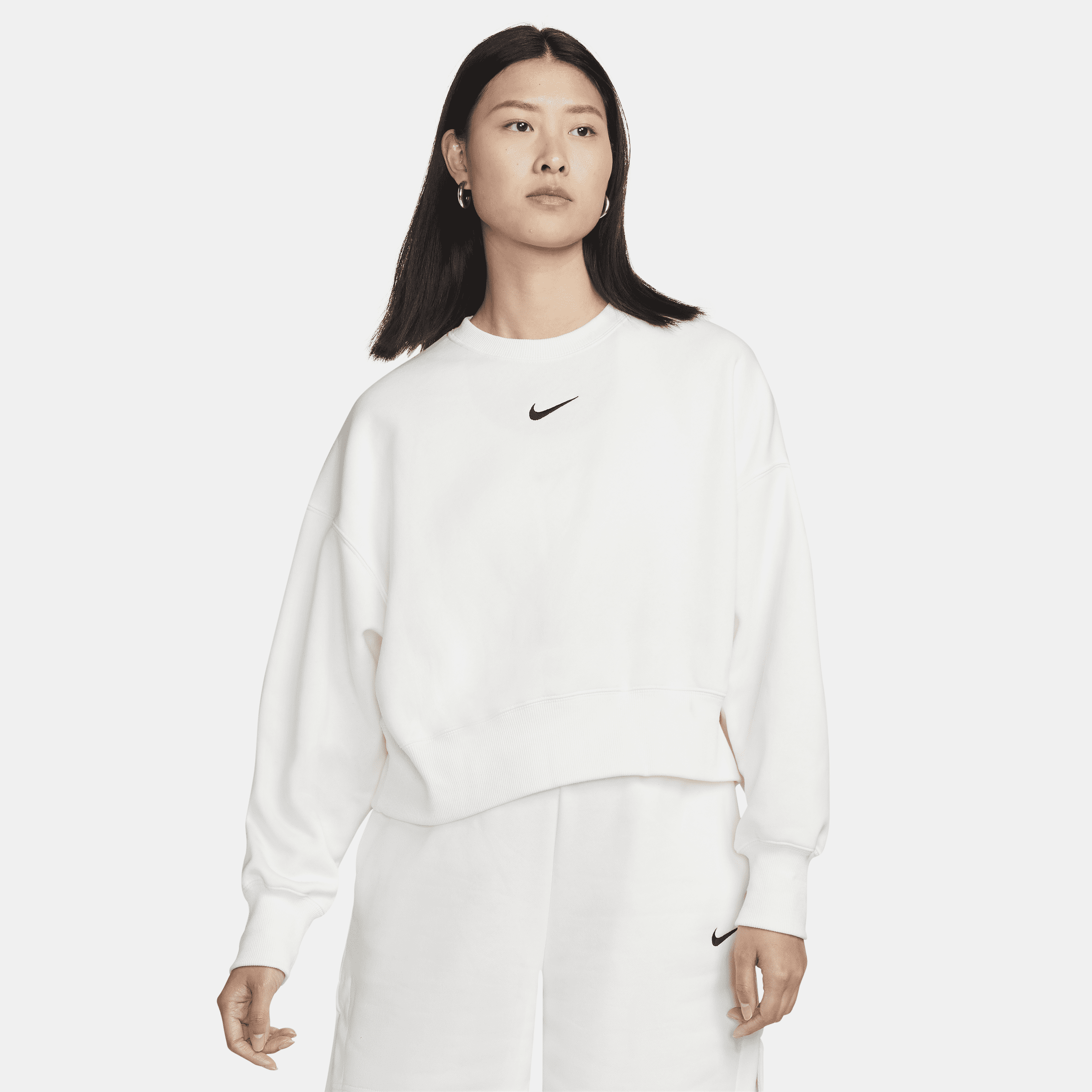 【ナイキ(NIKE)公式ストア】ナイキ スポーツウェア フェニックス フリース ウィメンズ オーバーオーバーサイズド クルーネック スウェットシャツ DQ5762-133 ホワイト 【ナイキ(NIKE)公式ストア】ナイキ スポーツウェア フェニックス フリース ウィメンズ オーバーオーバーサイズド クルーネック スウェットシャツ DQ5762-133 ホワイト