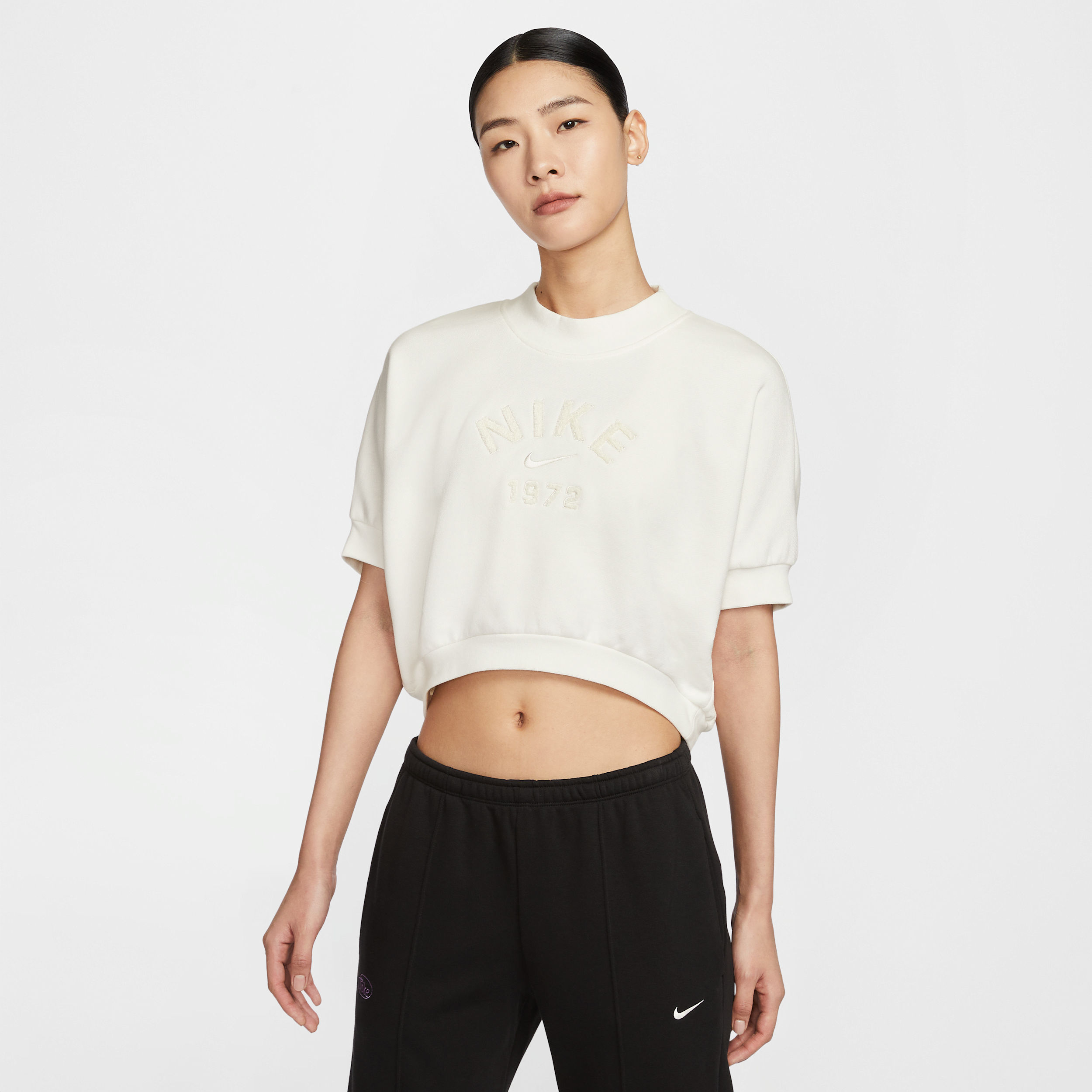 【ナイキ(NIKE)公式ストア】ナイキ スポーツウェア コレクション ウィメンズ クルーネック ショートスリーブ クロップド フレンチテリー トップ HJ0225-133 ホワイト 【ナイキ(NIKE)公式ストア】ナイキ スポーツウェア コレクション ウィメンズ クルーネック ショートスリーブ クロップド フレンチテリー トップ HJ0225-133 ホワイト
