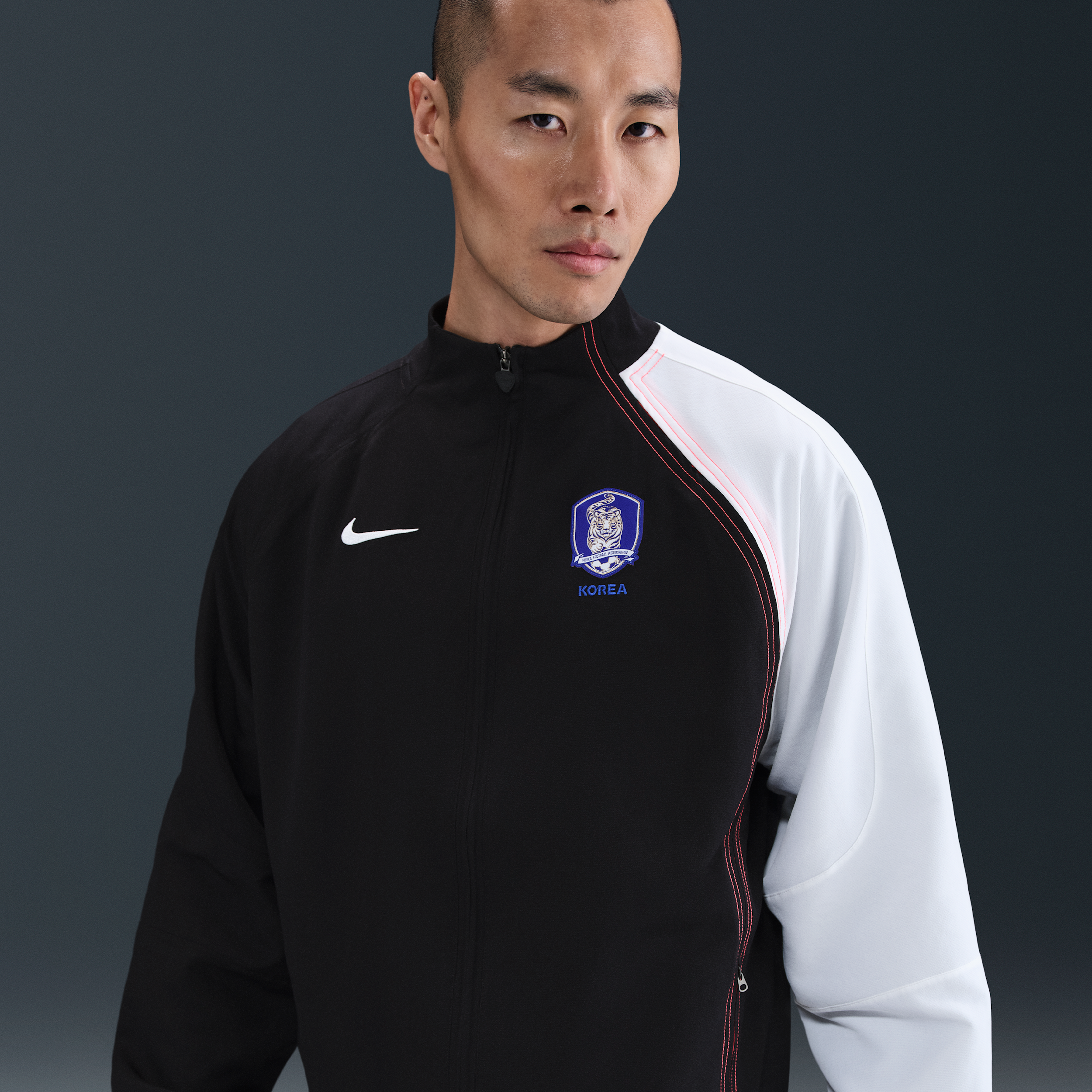 【ナイキ(NIKE)公式ストア】韓国 2004 トータル 90 リイシュー メンズ ナイキ サッカー レプリカ トラックジャケット HV4439-010 ブラック 【ナイキ(NIKE)公式ストア】韓国 2004 トータル 90 リイシュー メンズ ナイキ サッカー レプリカ トラックジャケット HV4439-010 ブラック